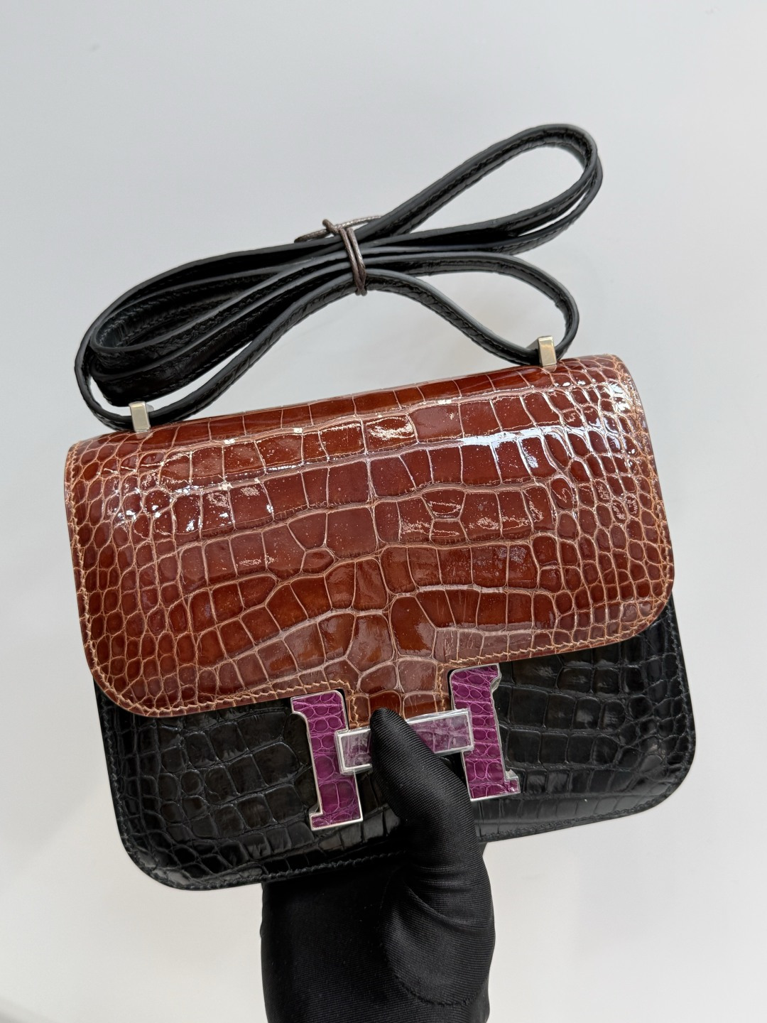 NO:714030,Kangkang 19CM. Beautiful, three pieces of skin make one Hc imported high-gloss American crocodile, symmetrical textures on three sides, high-gloss crocodile skin, hand-sewn with top wax thread!  Real shot texture,Hermes,hermes,crocodile skin,Hermes,19860909康康19CM. 绝美 三张皮做一个 Hc进口高光美洲鳄,三面纹理都对称 高光鳄鱼皮,顶级蜡线手工缝制！实拍纹理,爱马仕,hermes,crocodile skin,Hermes,,Bag