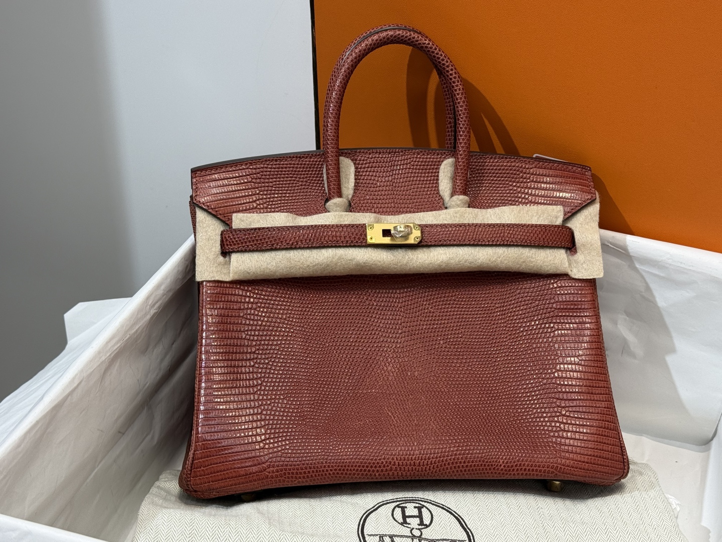 NO:812079,Platinum 25CM. Full set of hand-made nails, Etruscan red hc imported lizard skin, real-shot gold buckle, 5 pieces of leather, make a bag, the texture and leather surface are super beautiful, top-notch hand-stitching technology, Hermes, Hermes, Hermes,19860909铂金25CM.全套手工钉 伊特鲁里亚红 hc进口蜥蜴皮 实拍金扣 5张皮 做一个包 纹理和皮面都超级漂亮 顶级手缝工艺,爱马仕,hermes,Hermes,,Bag
