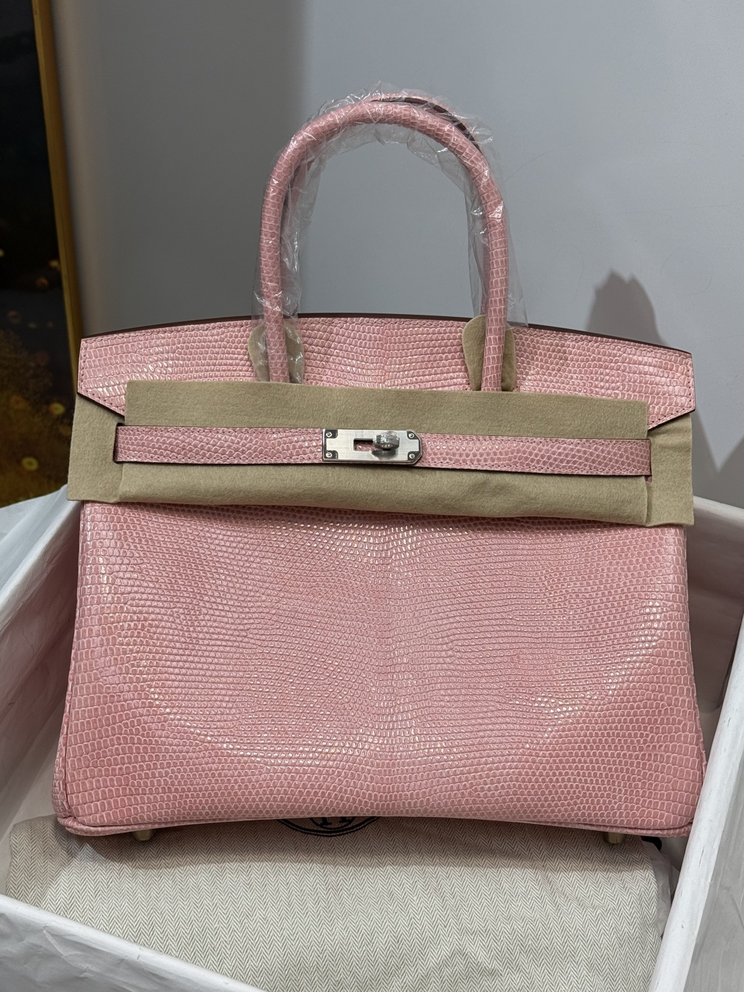 NO:812112,Platinum 30CM. Full set of hand-made nails, cherry blossom pink silver buckle, hc imported lizard skin, real shot gold buckle, 5 pieces of skin, make a bag, texture and leather surface are super beautiful, top hand sewing craftsmanship, Hermes, Hermes, Hermes,19860909铂金30CM.全套手工钉 樱花粉银扣 hc进口蜥蜴皮 实拍金扣 5张皮 做一个包 纹理和皮面都超级漂亮 顶级手缝工艺,爱马仕,hermes,Hermes,,Bag