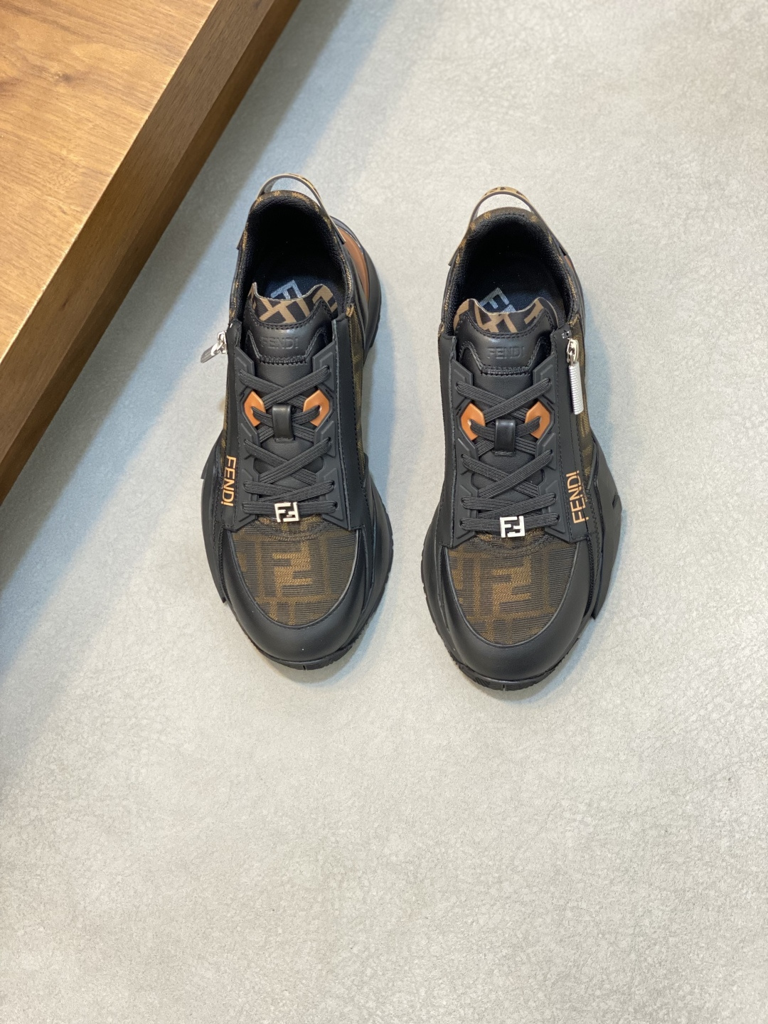 NO:275987,FEND* — Fendi Flow Men's casual sneakers, paired with elastic bands, side zippers, corrugated sole engraved with F. Heel is decorated with embossed Fendi Flow. High-tech fabric and mixed blue and leather materials. Decorative Lycra details. FF patterned tongue. Ultra-light wear-resistant EVA sole. Size 39-44 (customized for 45.46),,fendi,fendi,fendi,sneakers19860909FEND* — 芬迪 芬家Flow 男士休闲运动鞋,搭配松紧带、侧拉链,刻有F的波纹鞋底.鞋跟饰有凸纹Fendi Flow字样.高科技布料及蓝色和真皮混合材质.装饰Lycra细节.FF图案鞋舌.超轻耐磨EVA鞋底. 码数39-44（45.46定做）,,fendi,fendi,fendi,sneakers,Men's shoes