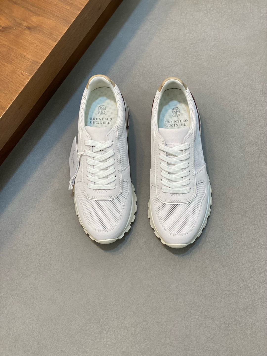 NO:222841,Brand Brunello Cucinelli Color Original Color Pair Code 39-44 Customized 45. Price Material BC New Style Casual Shoes!  Original single quality This brand is the world's top luxury brand from Italy. The fabric is made of semi-polished full-grain calfskin   suede imported from Italy. The inner layer is a white benzene dyed calfskin inner lining. The brand's special logo movable foot pad is matched with an ultra-light, high elastic and environmentally friendly white IP sole. The personalized logo on the outsole and the unique fine-line groove design, which instantly bursts in luxury!  ,BC casual shoes, brunello cucinelli,cowhide,chamois leather19860909品牌Brunello Cucinelli 颜色原版配色 码数39-44定做45. 价格 材质BC新款 休闲鞋！原单品质此品牌是来自意大利的世界顶级奢侈品牌 面料采用意大利进口半抛光全粒面小牛皮 麂皮,内里是本白色苯染专用小牛皮内里,品牌专用logo活动脚垫,搭配超轻、高弹、环保的本白色IP鞋底,外底上的个性logo和独特的细纹凹槽设计,奢华度瞬间爆棚！,BC休闲鞋,brunello cucinelli,cowhide,chamois leather,Men's shoes