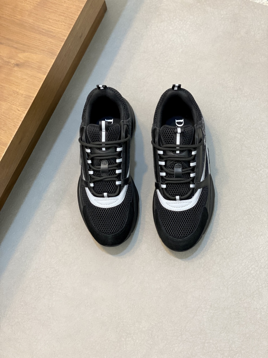 NO:276998,D x (high version) B22 men's jogging fashion sneakers, this item draws inspiration from retro jogging shoes. It adopts a thick low-top design, with a spliced ​​upper in black cowhide leather and mesh fabric, and is paired with a black and white engraved rubber sole. The black mesh fabric tongue and heel support complement the black laces, and the side is decorated with a relief 