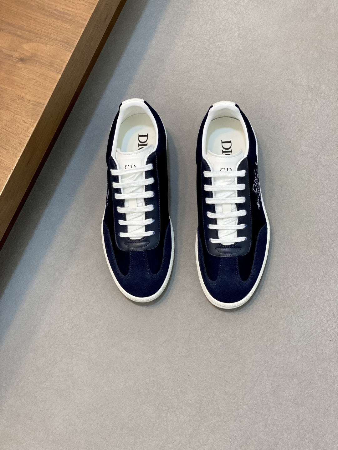 NO:338214,Brand Dior color original color matching, code number 39-44 customized 38.45.46 price Material Dior new casual shoes!  The details of the fashion and trendy layout are impeccable using cowhide with original cowhide to make comfortable sweat-absorbing mesh pads, comfortable and superior quality, Dior casual shoes, dior, dior, cowhide19860909品牌Dior 颜色原版配色 码数39-44定做38.45.46 价格 材质迪奥新款休闲鞋！时尚潮流的版面细节无可挑剔采用牛皮搭配原版牛皮拼接制作舒适吸汗的网布垫脚脚感舒适品质优越,Dior休闲鞋,dior,dior,cowhide,Men's shoes