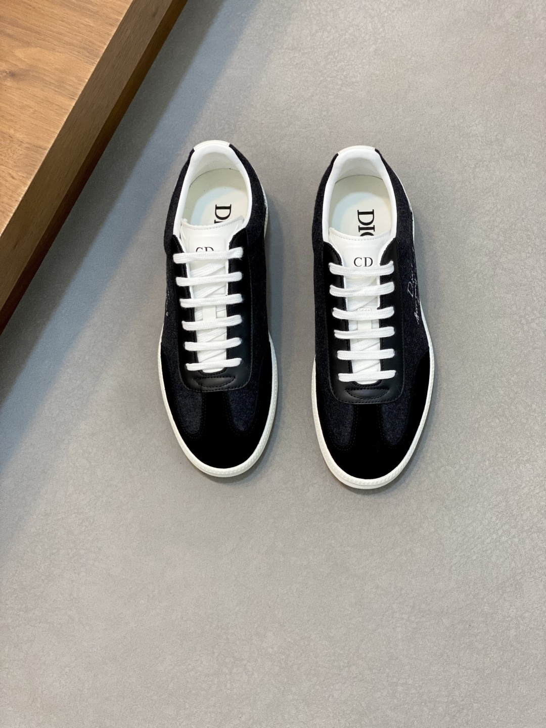 NO:222568,Brand Dior color original color matching, code number 39-44 customized 38.45.46 price Material Dior new casual shoes!  The details of the fashion and trendy layout are impeccable using cowhide with original cowhide to make comfortable sweat-absorbing mesh pads, comfortable and superior quality, Dior casual shoes, dior, dior, cowhide19860909品牌Dior 颜色原版配色 码数39-44定做38.45.46 价格 材质迪奥新款休闲鞋！时尚潮流的版面细节无可挑剔采用牛皮搭配原版牛皮拼接制作舒适吸汗的网布垫脚脚感舒适品质优越,Dior休闲鞋,dior,dior,cowhide,Men's shoes