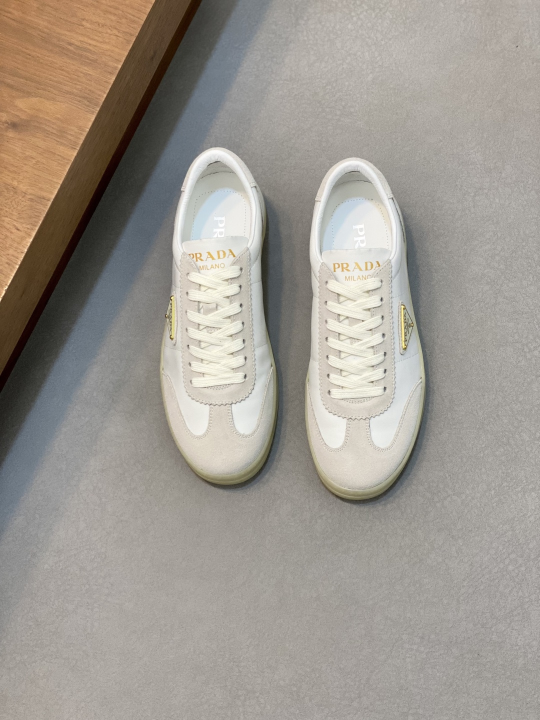 NO:222463,Brand PRADA color original color matching code number 39-44 standard code price Material Prada new product original single-stock low-top casual shoes!  The upper is made of cowhide with cloth Prada logo cowhide inner lining. The original molded sole of cowhide is opened, high quality worth owning. Prada, prada, prada, cowhide19860909品牌PRADA 颜色原版配色 码数39-44标准码 价格 材质普拉达新品原单货低帮 休闲鞋！鞋面采用牛皮配布普拉达标识牛皮内里 牛皮垫脚原版开模大底、高品质值得拥有,普拉达,prada,prada,cowhide,Men's shoes