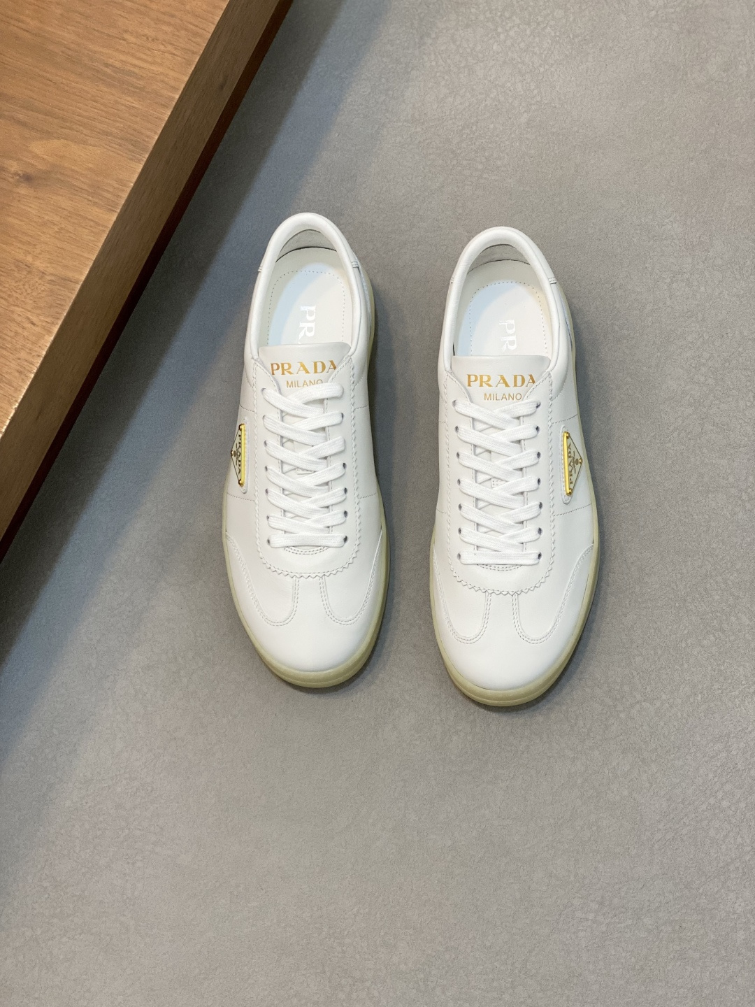 NO:276578,P Top Purchase Man's New Casual Sports Shoes, Special Offer Simultaneous Popularity, Uppers imported Italian cowhide fabric, exquisite hardware decoration, high-quality splicing craftsmanship must have, imported cowhide inner mats breathable and comfortable, water-dyeed cowhide mats Original sole is specially supplied with original sole, exclusive movable molding sole is super comfortable, original order goods, high quality, can enter and exit the counter at will, number of 39-44,,sneakers,cowhide19860909P 顶级代购 普 炸街男神新品休闲运动鞋,专柜同步人气爆款,鞋面意大利进口牛皮面料,精美五金装饰,高品质拼接工艺潮人必备,进口牛皮内里垫透气舒适,水染牛皮垫 鞋底原厂特供原版底,独家活动成型底超级舒适,原厂跟单货,高品质,可随意进出专柜,码数 39-44,,sneakers,cowhide,Men's shoes