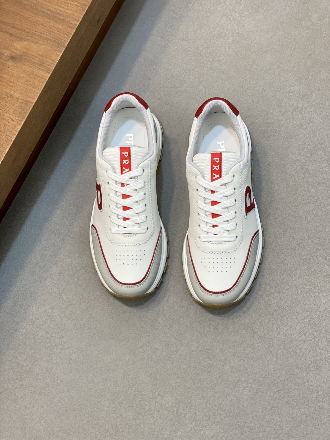 NO:223229,Brand P R A D A Color Original Color Pair Number 39-44 Customized 45 Price Material Prada New Product Original Single-Place Low-top Casual Sports Shoes!  The upper is made of original soft cowhide with Prada logo cowhide inner lining. The original molded outsole of cowhide is made of high quality, worth owning. Prada, prada, sneakers, cowhide19860909品牌P R A D A 颜色原版配色 码数39-44定做45 价格 材质普拉达新品原单货低帮休闲运动鞋！鞋面采用原版柔软牛皮搭配普拉达标识牛皮内里 牛皮垫脚原版开模大底、高品质值得拥有,普拉达,prada,sneakers,cowhide,Men's shoes