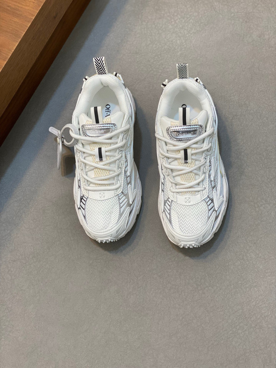 NO:278957,OFF-White C/O VirGil Abloh Dengxiushan casual shoes new style adopts environmentally friendly ox-leathered and integrated mesh shoe fabric material Insoles are embedded in foam cushioning EVA material Correct sole equipped with EVA light cushioning External nail teeth non-slip rubber large rubber sole Correctly customized with the same parts Size number 36-47, off white19860909OFF-White C/O VirGil Abloh 登休山闲鞋 款新 采用保环牛剖革合组网织鞋布面材质 鞋垫嵌入泡发缓震EVA物料 正确底中搭载EVA轻量缓震 外置钉牙防滑橡大胶底 正确配同件步定制 码数36-47,,off white,Men's shoes