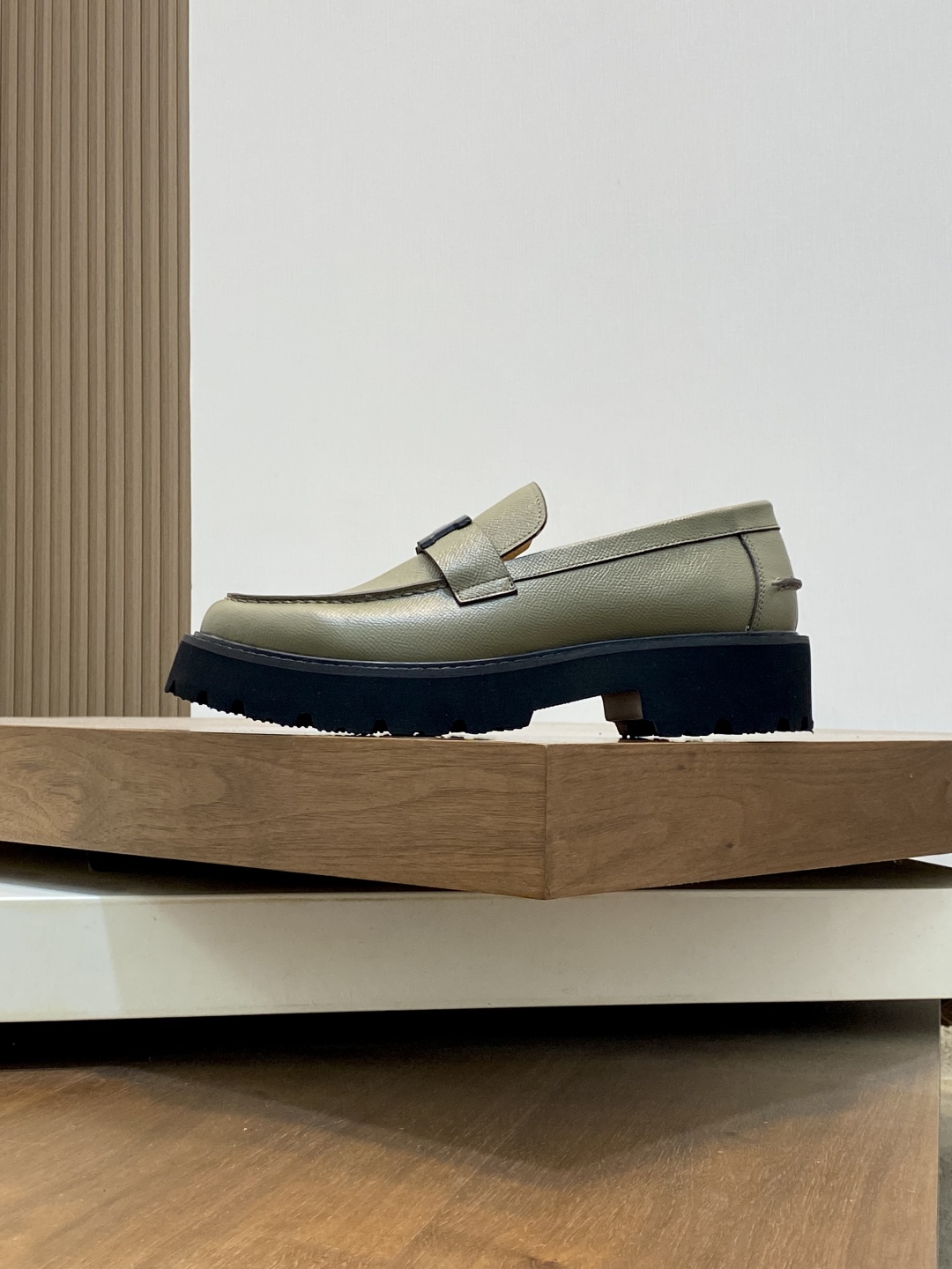 Hermès GAME Matte Calfskin Loafers with Kelly Buckle - Stylish Urban Look 3 cmp i1743957430903 118 0 1