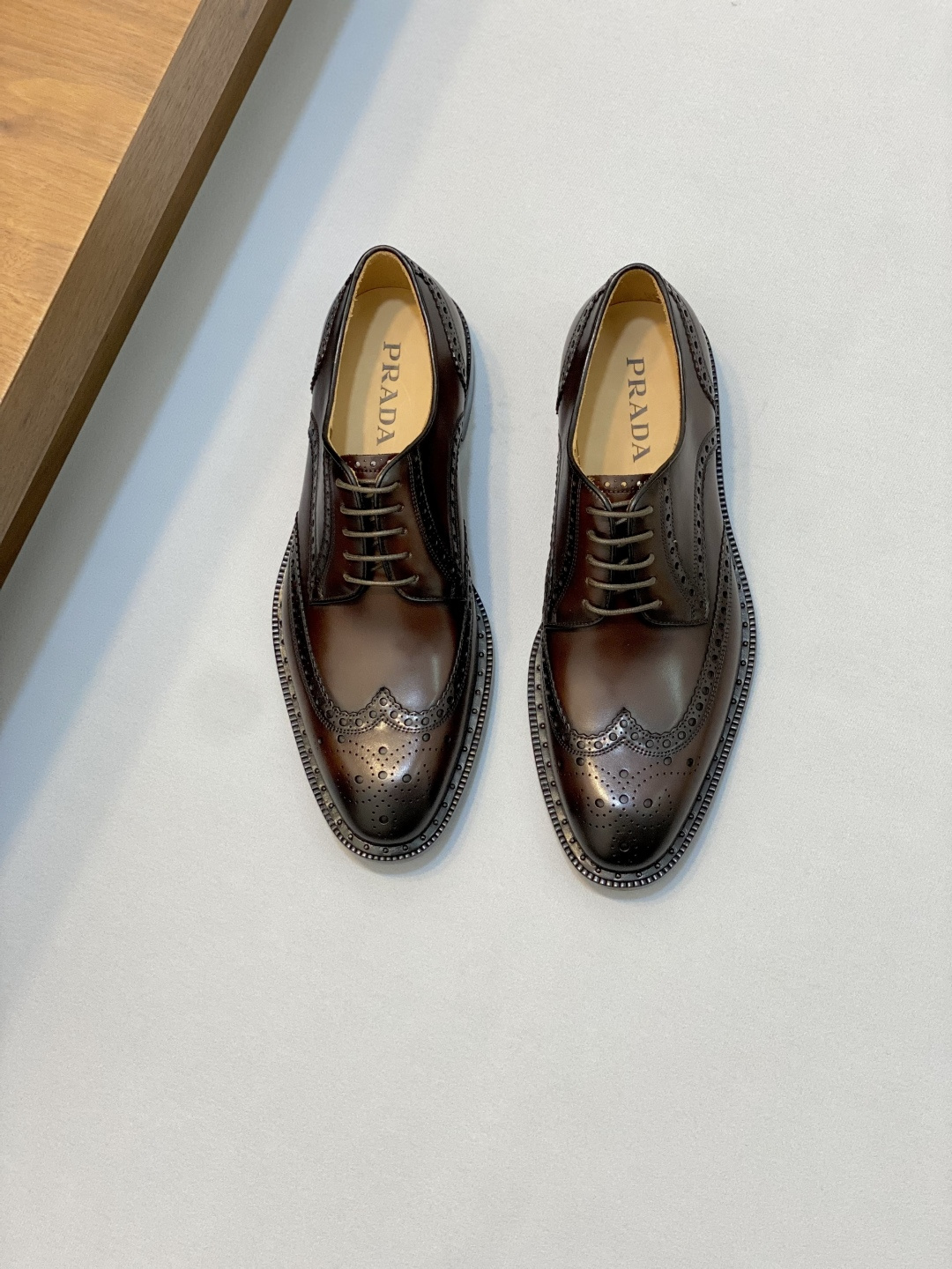 NO:222188,PRADA/Prada Men's new business formal wear Derby shoes P home business men's shoes are shipped, on sale in stock. Top quality products from Dongguan, original 1:1 development, top imported calf leather embryo, fetal cowhide upper, hand-coloring craftsmanship, classic brick carved upper, detail craftsmanship, Benwang calf leather breathable inner lining, genuine leather outsole rear rubber leather, genuine leather outsole heel rubber leather plus rivet fixing, waterproof edge skirt decoration design, leather texture is visible at a glance, novel style, another top quality and classic and durable business lace-up leather shoes, easy to control various occasions, everyone knows the quality of our formal wear shoes, with original box packaging dust bag!  Black color, brown and two colors available. Size 39-40-41-42-43-44 leather shoes size, Prada leather shoes, prada, prada, skirts, cowhide, Leather soles19860909PRADA/普拉达 男士新款商务正装德比鞋 P家商务男鞋出货,现货开售 莞产顶级精品,原版1:1开发,顶级进口小牛皮皮胚,胎牛皮鞋面,手工上色工艺,经典布洛克雕花鞋面,细节精工制作,本蒅小牛皮透气内里,真皮大底后置橡胶贴皮,真皮大底后跟橡胶贴皮加铆固定 防水沿条裙边装饰设计,皮质质感一览无余,款式新颖,又一款顶级品质又经典耐看,超显气场的商务系带正装皮鞋,轻松驾驭各种场合,咱家正装鞋品质不多提大家懂的,配原盒包装防尘袋！ 颜色黑色 咖啡色两色可选 码数39-40-41-42-43-44皮鞋尺码,普拉达 皮鞋,prada,prada,skirts,cowhide,Leather soles,Men's shoes