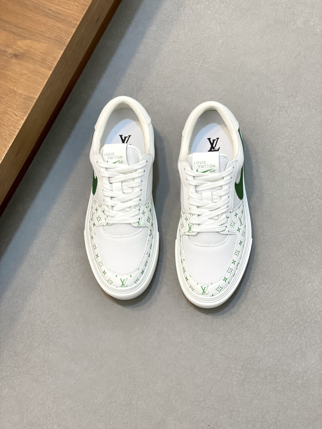 NO:278951,LOUIS new high-end casual sneakers for men｜Uploaded top layer cowhide prints with breathable mesh｜Up three-dimensional embossed classic Monogram pattern｜Original rubber outsole, wear-resistant and comfortable｜Monogram Flower embellished rubber outsole｜Top layer calfskin inner mesh｜Vertical classic style Size39-44 (customized for 38.45),,louis vuitton,sneakers,cowhide19860909LOUIS新品男士高端休闲运动鞋｜选用进口头层牛皮印花配透气网布｜鞋面立体压纹经典Monogram 图案｜原版橡胶大底,耐磨舒适｜Monogram 花卉点缀橡胶外底｜头层小牛皮内里网布内里｜百搭经典款式 Size39-44（38.45定做）,,louis vuitton,sneakers,cowhide,Men's shoes