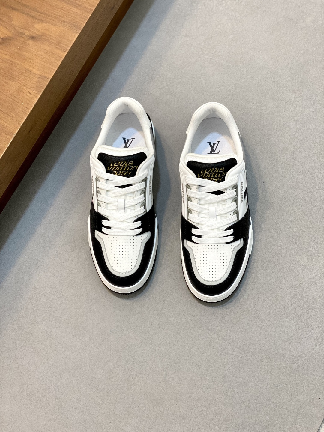 NO:277199,Donkey New Color Men's Trainer Sneaker, This LV Trainer Sneaker is made of soft grain calfskin, presenting a pure tone. The #54 logo on the back traces the brand was born in 1854. The designer handwritten brand logo embellishes one side, designed by virgil abloh himself, a very commemorative sneaker, a new lv Louis Vuitton louis vuitton trainer sneaker low casual sports culture versatile basketball shoes Size39-44 (38.45, order),,louis vuitton,louis vuitton,louis vuitton,louis vuitton,louis vuitton,louis vuitton,louis vuitton,sneakers,cowhide19860909驴家 新配色 男士trainer运动鞋,本款 LV Trainer 运动鞋取材柔软粒面小牛皮,呈现纯净色调,后部#54标识追溯品牌诞生于1854年,设计师手写体品牌标识点缀一侧,virgil abloh亲自操刀设计,非常具有纪念价值的一款运动鞋,全新lv路易威登louis vuitton trainer sneaker low休闲运动文化百搭篮球板鞋 Size39-44（38.45、订）,,louis vuitton,louis vuitton,louis vuitton,louis vuitton,louis vuitton,sneakers,cowhide,Men's shoes
