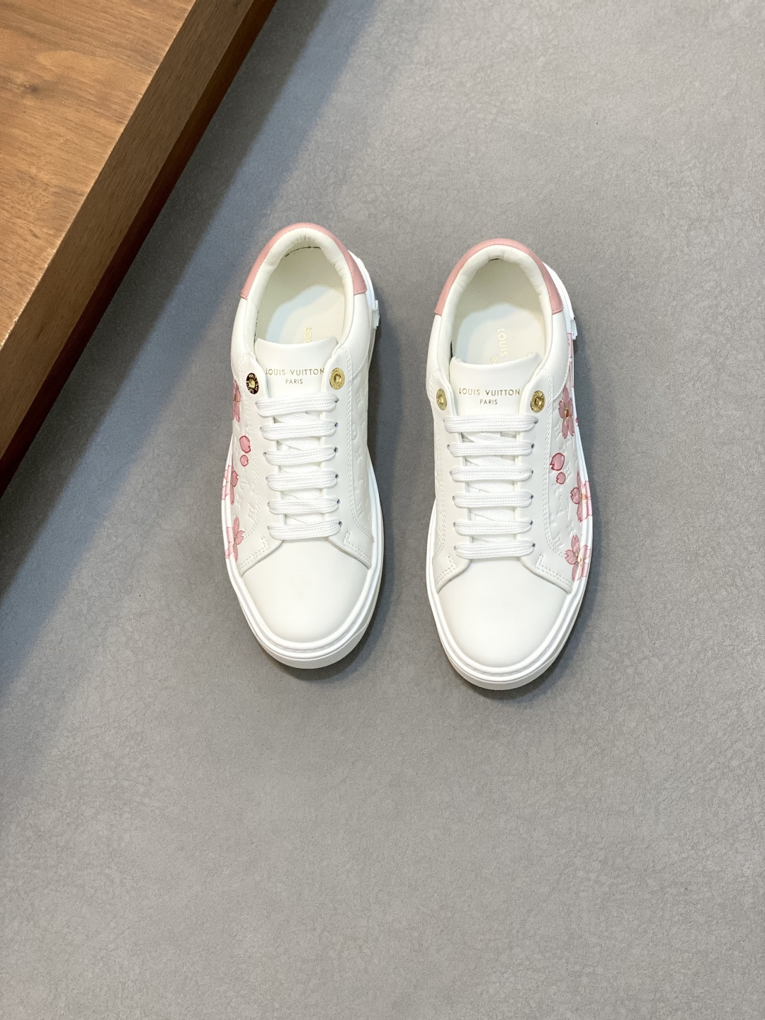 NO:277180,【Louis Vuitton】Louis Vuitton - High-end quality original couple outfit - Imported silk calfskin on the upper, 3D imprinted brand totem, tongue, heel. Electric embroidery brand logo - inner brand canvas, foot pads; water dyed cowhide - outsole ultralight TPR rubber foam; molded outsole - ultra high quality control · fine workmanship highlighted (high-end, noble, grade) -Size Men and women 35-40 Men 38-46 (female 35 40 Men 45 or above customized),,louis vuitton,louis vuitton,cowhide19860909【Louis Vuitton】路易威登 -高端品质 原单 情侣装 -鞋面进口丝绸小牛皮、3D压印品牌图腾、鞋舌.后跟.电绣品牌logo -内里品牌帆布、垫脚；水染牛皮 -大底超轻TPR橡胶发泡；成型大底 -超高品控·做工精细凸显(高端·贵气·档次) -Size 男女同款女35-40 男38-46（女35 40 男45以上定制）,,louis vuitton,louis vuitton,cowhide,Men's shoes