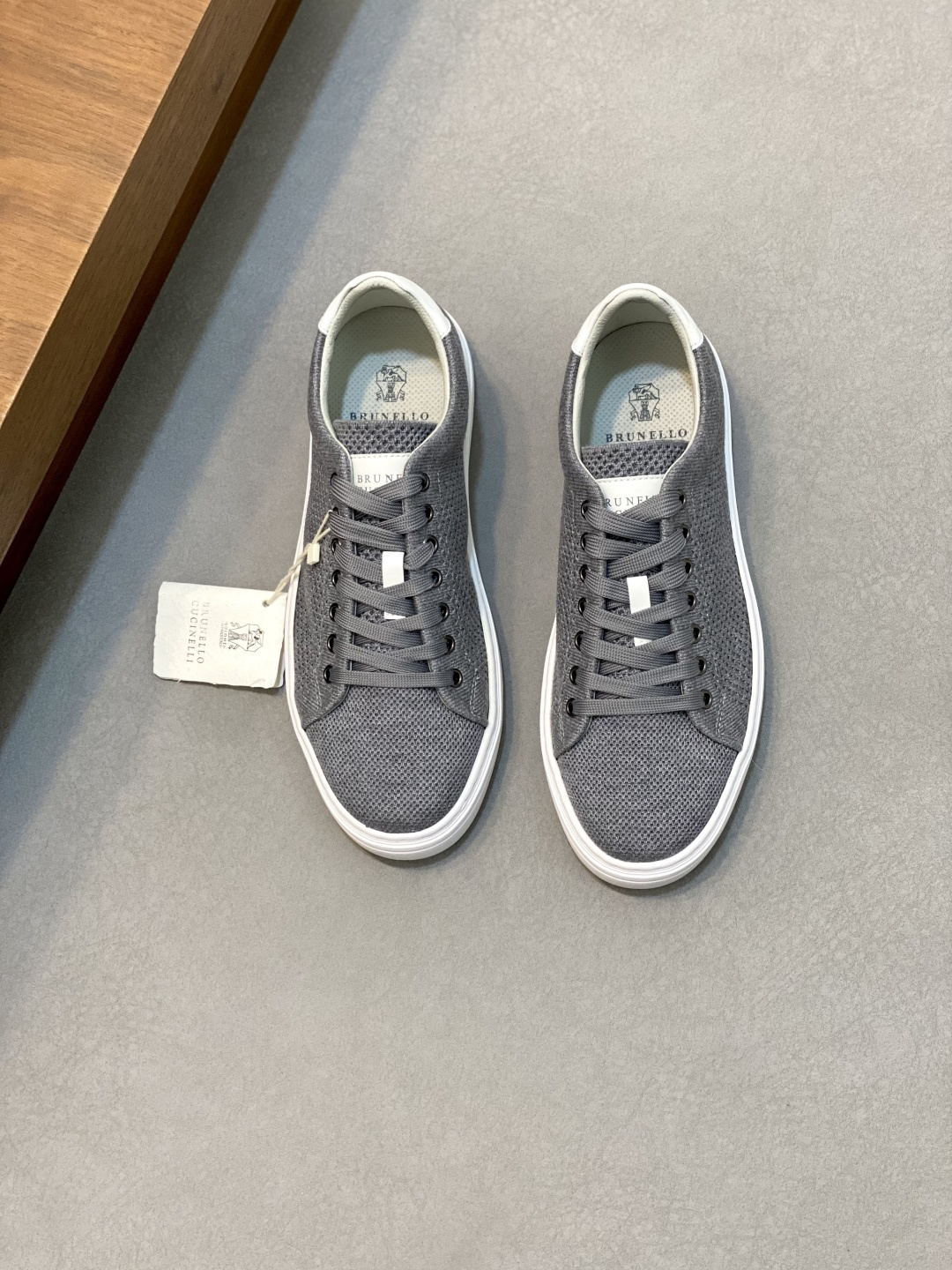 NO:222228,Brand Brunello Cucinelli Color Original Color Pair Number 39-44 Customized 38.45 Price Material BC New Style Casual Shoes!  Original single quality This brand is the world's top luxury brand from Italy. The fabric is made of semi-polished full-grain calfskin   cloth imported from Italy. The inner part is a white benzene dyed breathable cloth, the brand's special logo movable foot pad is matched with ultra-light, high elastic and environmentally friendly white IP sole, the individual logo on the outsole and the unique fine-line groove design, the luxury instantly bursts out!  BC casual shoes, brunello cucinelli, cowhide19860909品牌Brunello Cucinelli 颜色原版配色 码数39-44定做38.45 价格 材质BC新款 休闲鞋！原单品质此品牌是来自意大利的世界顶级奢侈品牌 面料采用意大利进口半抛光全粒面小牛皮 布面,内里是本白色苯染专用透气布里,品牌专用logo活动脚垫,搭配超轻、高弹、环保的本白色IP鞋底,外底上的个性logo和独特的细纹凹槽设计,奢华度瞬间爆棚！,BC休闲鞋,brunello cucinelli,cowhide,Men's shoes