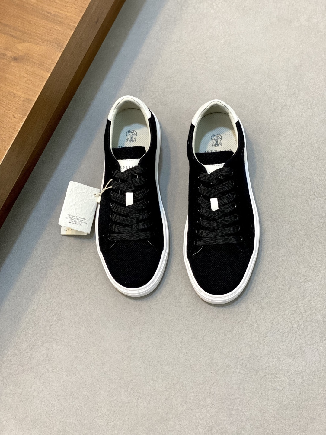 NO:279974,New Brunello Cucinelli spring and summer lace-up casual sports men's shoes BC from Italy The world's top luxury brand is breathable and the upper is blown and woven cashmere face, the upper is high-temperature fused TPU, unique design, simple and unique, the shoe mouth is elastic and super elastic and integrated cloth   universal needle car embellishment, the inner lining is white benzene dyed special calf leather   0.5mm round punching design, the foot cushion is high and elastic and foam is sticking against the cow, the foot is comfortable and breathable, the foot is not stuffy, the TPU PU outsole is integrated, the shoe box is original drawer type, with shoe storage bag, leather shoe size: 39/40/41/42/43/44, (38 and 45 customized),,brunello cucinelli,cowhide19860909新品Brunello Cucinelli春夏系带休闲运动男鞋 BC来自意大利的世界顶级奢侈品牌 鞋面透气飞织羊绒面 鞋面高温熔断TPU 独特设计 简约不失个性 鞋口松紧超弹佳集布 万能针车点缀 内里是本白色苯染专用小牛皮 0.5mm圆形冲孔设计 脚垫高弹发泡与牛里对贴 上脚舒服透气不闷脚 TPU PU大底一体成型 鞋盒采用原版抽屉式 配鞋履收纳袋 皮鞋码数:39/40/41/42/43/44,（38、45订做）,,brunello cucinelli,cowhide,Men's shoes