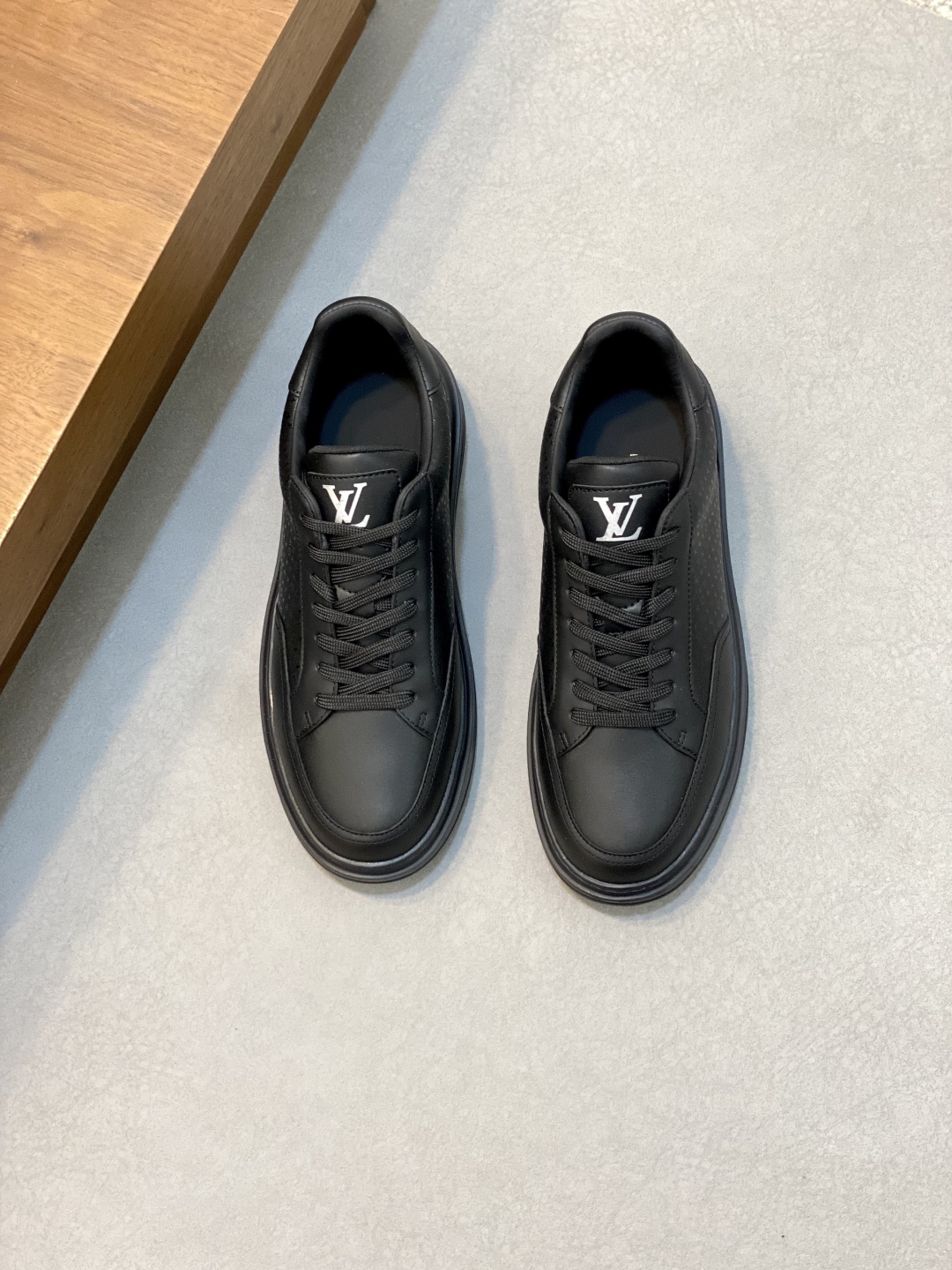 Men's Premium Leather Sneakers with Monogram Detail - Classic Style & Comfort 1 Men's Premium Leather Sneakers with Monogram Detail - Classic Style & Comfort