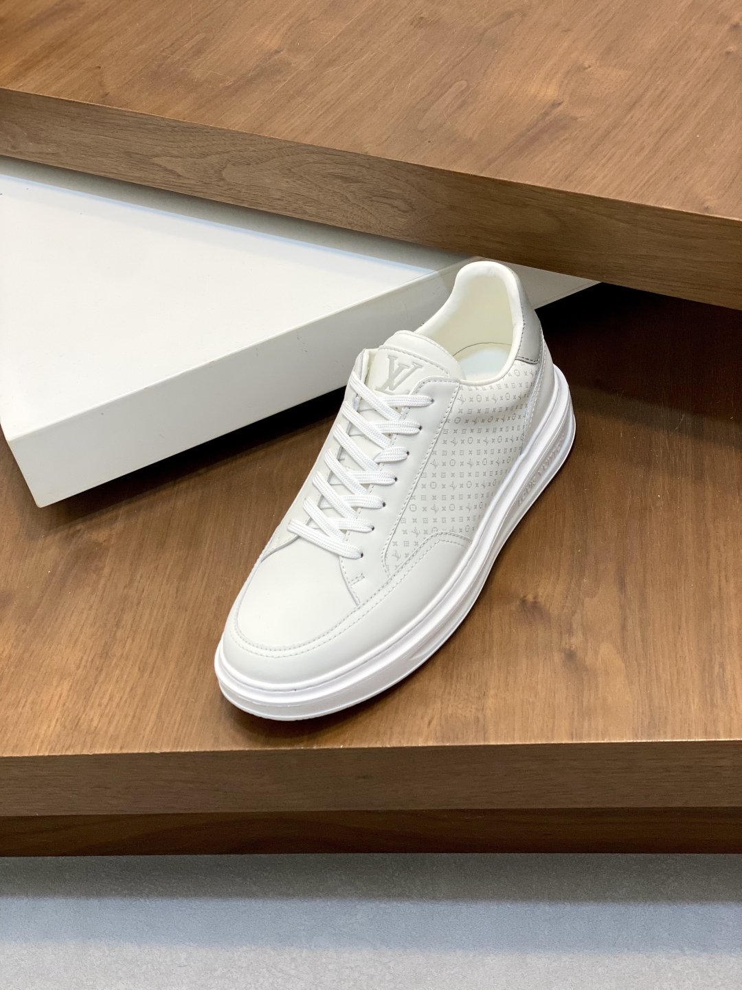 Louis Vuitton Men's White Leather Monogram Sneakers Lace-Up Casual Shoes 7 cmp i1744216729398 3842 0 5
