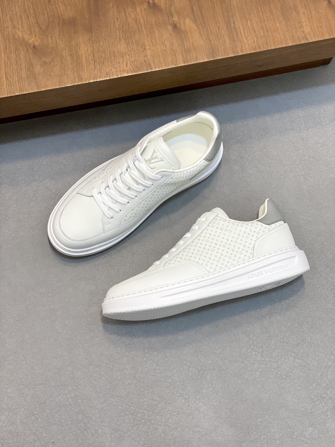 Louis Vuitton Men's White Leather Monogram Sneakers Lace-Up Casual Shoes 6 cmp i1744216729406 5388 0 4