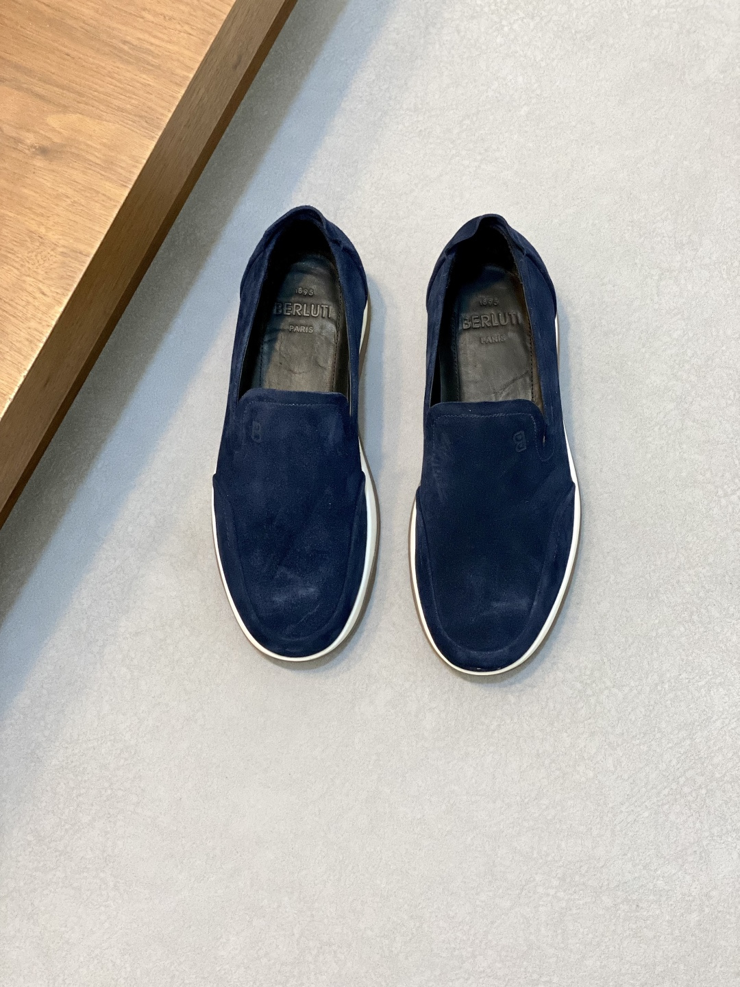 NO:222876,Berlut* Men's high-end casual shoes are on their feet, the latest official releases new catwalk style, imported calfskin with inner lining, pure rubber light sole, light and comfortable. Berlut* badges and logo prints capture visual highlights, three-dimensional relief Scritto pattern. High-circular air compressed badge pattern, showing extraordinary attitude!  Size39-44 (38.45 custom made), Berluti, cowhide19860909Berlut* 布鲁提 男士一脚蹬高端休闲鞋,官方最新发布走秀新款 进口牛反绒材质 内里进口小牛皮 纯橡胶轻底 轻便舒适 .Berlut* 徽章和logo印花俘获视觉亮点,立体感浮雕 Scritto 图纹.高周波空压徽章图纹,彰显不凡态度！ Size39-44（38.45定做）,Berluti 布鲁提,cowhide,Men's shoes