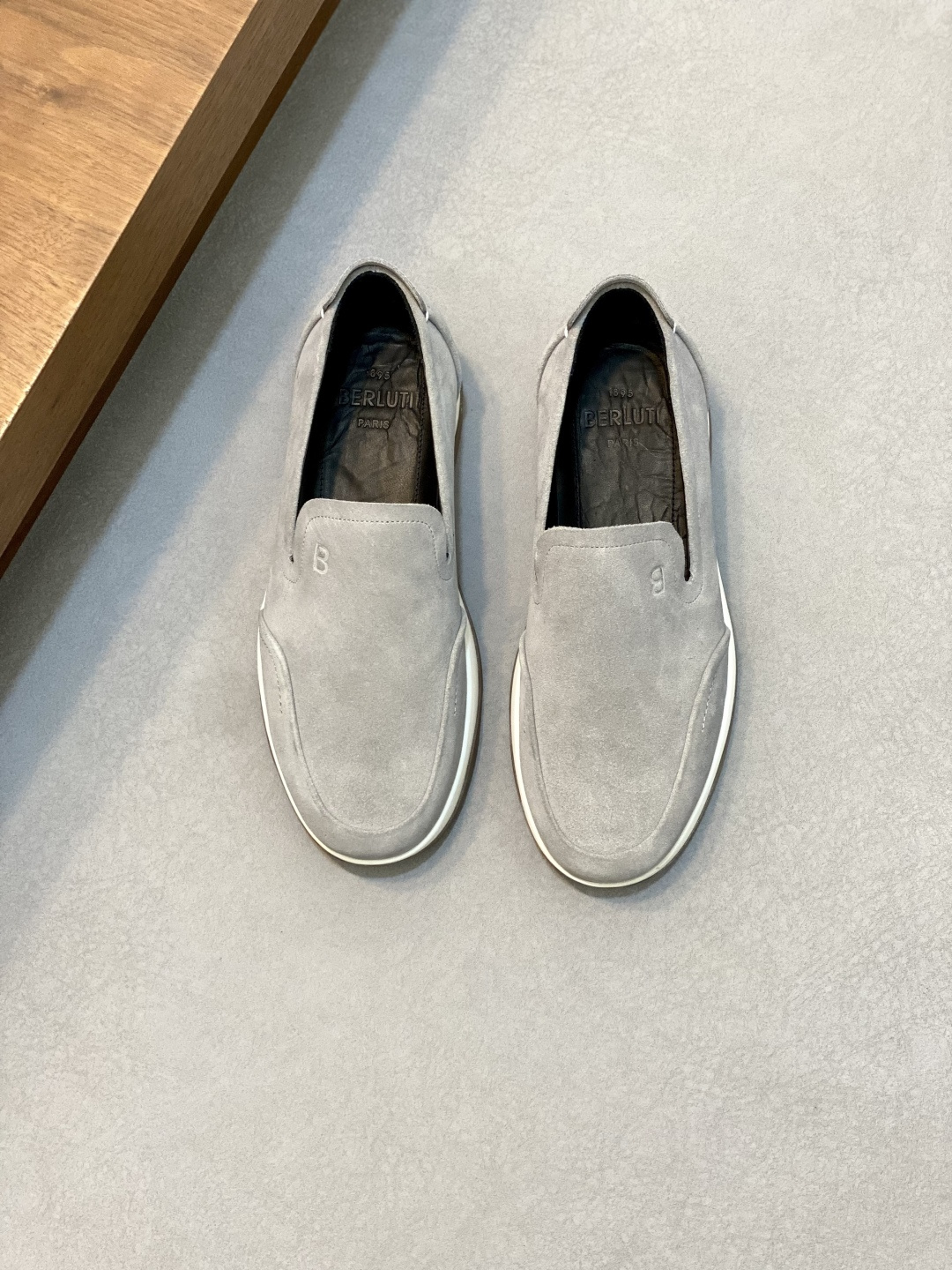 NO:338073,Berlut* Men's high-end casual shoes are on their feet, the latest official releases new catwalk style, imported calfskin with inner lining, pure rubber light sole, light and comfortable. Berlut* badges and logo prints capture visual highlights, three-dimensional relief Scritto pattern. High-circular air compressed badge pattern, showing extraordinary attitude!  Size39-44 (38.45 custom made), Berluti, cowhide19860909Berlut* 布鲁提 男士一脚蹬高端休闲鞋,官方最新发布走秀新款 进口牛反绒材质 内里进口小牛皮 纯橡胶轻底 轻便舒适 .Berlut* 徽章和logo印花俘获视觉亮点,立体感浮雕 Scritto 图纹.高周波空压徽章图纹,彰显不凡态度！ Size39-44（38.45定做）,Berluti 布鲁提,cowhide,Men's shoes