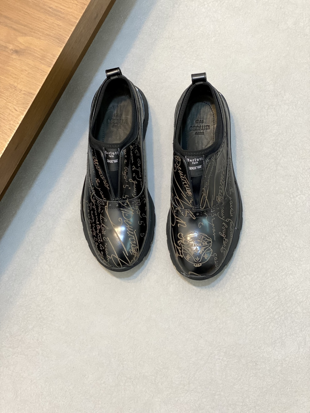 NO:222399,Brand Berluti Color Original Color Size 39-44 Customized 38.45 Price Material Berluti 2025 New Model High-end Top · Original Single Ber* Berluti French Top Men's Shoes, Berluti's Brand's debut broke the convention and launched a new Edge last. This bold improvement of the iconic last is of great significance to its unique shape and width of the side. On Alessandro shoes, this angular outline is more perspective-like by Kris' bold and professional new Cloudy dyeing. It is both business and casual. Classic and fashionable!  The handwritten patterns on the shoe body add a lot of color, Berluti, christian louboutin, Dolce & Gabbana19860909品牌Berluti 颜色原版配色 码数39-44定做38.45 价格 材质伯尔鲁帝2025新款 高端 顶级·原单Ber*布鲁提法国顶级男鞋,Berluti品牌的首秀中打破常规,推出全新的Edge鞋楦.标志性鞋楦的这种大胆改良,对于其独特形状和边宽创意工作意义重大、在Alessandro鞋履上,这种棱角分明的轮廓经Kris大胆专业的全新Cloudy 染色显得更有透视感.既商务又休闲.经典时尚！鞋身的手写纹更为其增色不少,Berluti 布鲁提,christian louboutin,Dolce&Gabbana,Men's shoes