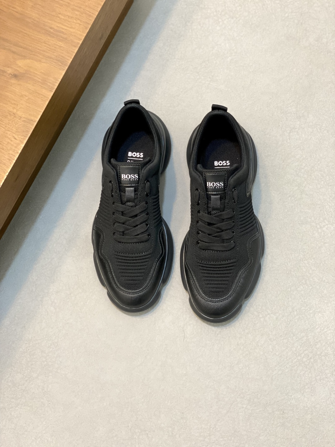 NO:337894,Brand BOSS original color matching, size 39-44 standard codes Price Material BOSS new low-top sneakers are selected for calfskin matching materials, the tongue is made of branded straps to show interesting brand characteristics. The rubber sole is based on interwoven letter patterns, and the rear decoration is designed with calfskin air compressor logo., BOOS casual shoes, sneakers, cowhide19860909品牌BOSS 颜色原版配色 码数39-44标准码 价格 材质BOSS新款低帮运动鞋 精选小牛皮搭配材质制作,鞋舌以品牌饰带饰边,展现趣味品牌特色.橡胶鞋底以交织字母图案为基础,后饰片则采用小牛皮空压logo设计.,BOOS 休闲鞋,sneakers,cowhide,Men's shoes