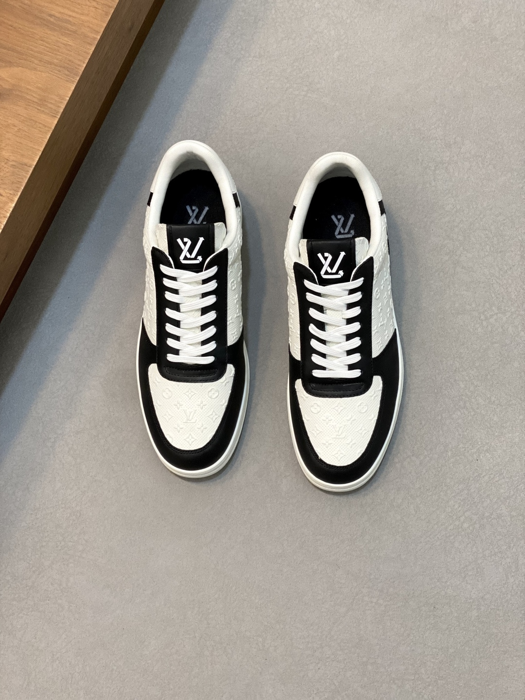 NO:278797,L new high-end casual sneakers for men, using imported top-layer cowhide silk-print brand lougou, original ultra-light tpu outsole, wear-resistant and comfortable, Monogram lougou embellished with rubber outsole, breathable mesh lining, versatile and classic style!  Size38-44 (.45, 46 customized),,sneakers,cowhide19860909L 新品男士高端休闲运动鞋,选用进口头层牛皮丝印品牌lougou,原版超轻tpu大底,耐磨舒适,Monogram lougou点缀橡胶外底,透气网布内里,百搭经典款式！ Size38-44（.45、46 定做）,,sneakers,cowhide,Men's shoes