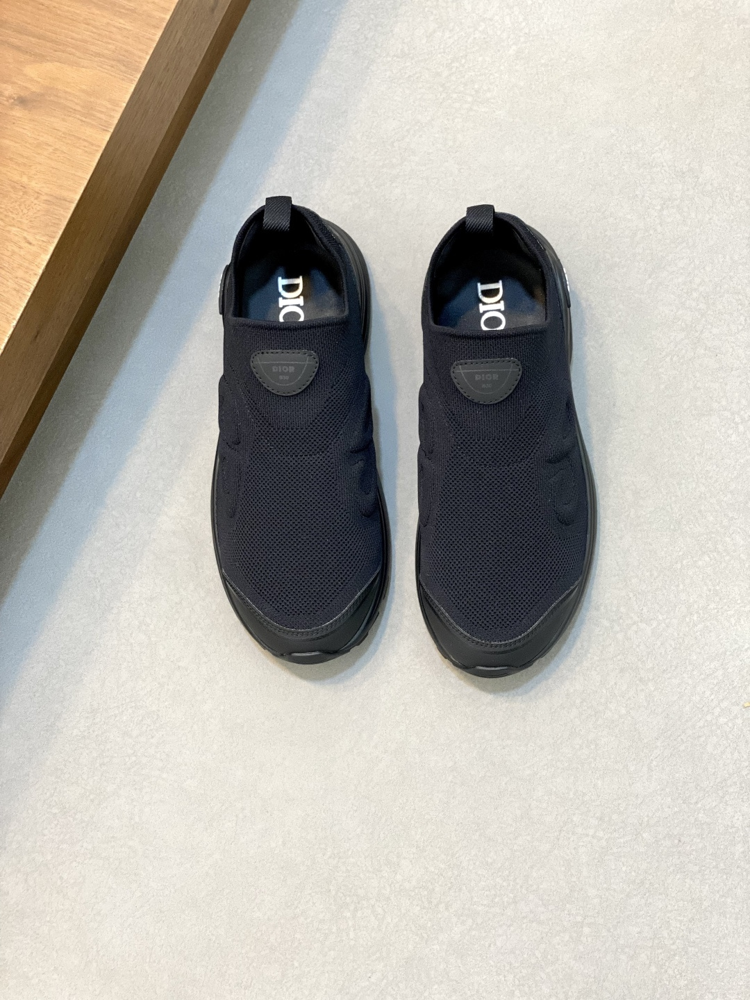 NO:223279,Dior B30 latest men's fashion sneakers This item draws inspiration from retro jogging shoes. It adopts a thick low-top design, a selected mesh fabric splicing upper, paired with ultra-light rubber foam sole. The sides are decorated with embossed 