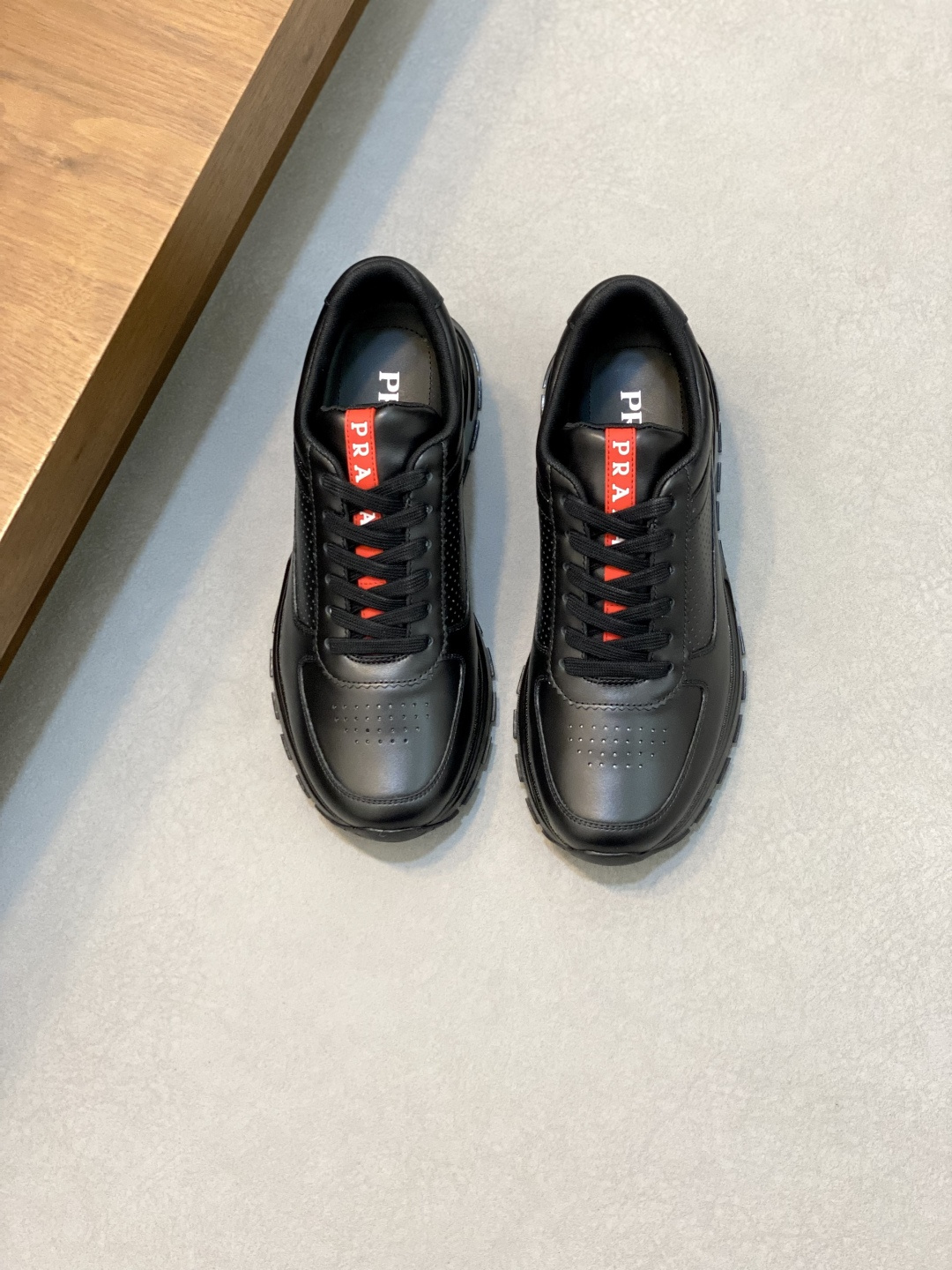 NO:337883,Brand P R A D A Color Original Color Pair Number 39-44 Customized 45 Price Material Prada New Product Original Single-Place Low-top Casual Sports Shoes!  The upper is made of original soft cowhide with Prada logo cowhide inner lining. The original molded outsole of cowhide is made of high quality, worth owning. Prada, prada, sneakers, cowhide19860909品牌P R A D A 颜色原版配色 码数39-44定做45 价格 材质普拉达新品原单货低帮休闲运动鞋！鞋面采用原版柔软牛皮搭配普拉达标识牛皮内里 牛皮垫脚原版开模大底、高品质值得拥有,普拉达,prada,sneakers,cowhide,Men's shoes