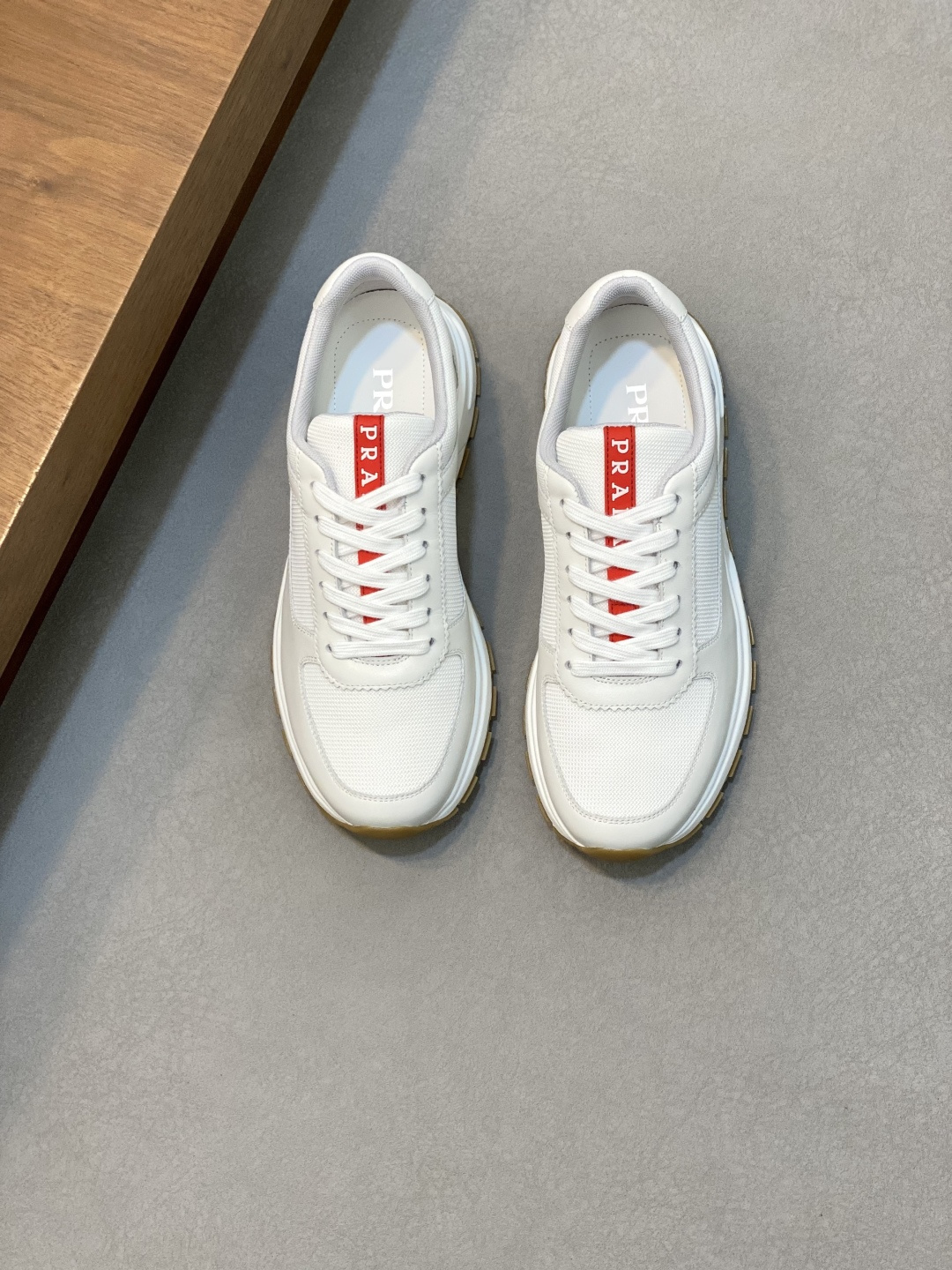 NO:337859,Brand P R A D A Color Original Color Pair Number 39-44 Customized 45 Price Material Prada New Product Original Single-Place Low-top Casual Sports Shoes!  The upper is made of original soft cowhide with Prada logo cowhide inner lining. The original molded outsole of cowhide is made of high quality, worth owning. Prada, prada, sneakers, cowhide19860909品牌P R A D A 颜色原版配色 码数39-44定做45 价格 材质普拉达新品原单货低帮休闲运动鞋！鞋面采用原版柔软牛皮搭配普拉达标识牛皮内里 牛皮垫脚原版开模大底、高品质值得拥有,普拉达,prada,sneakers,cowhide,Men's shoes