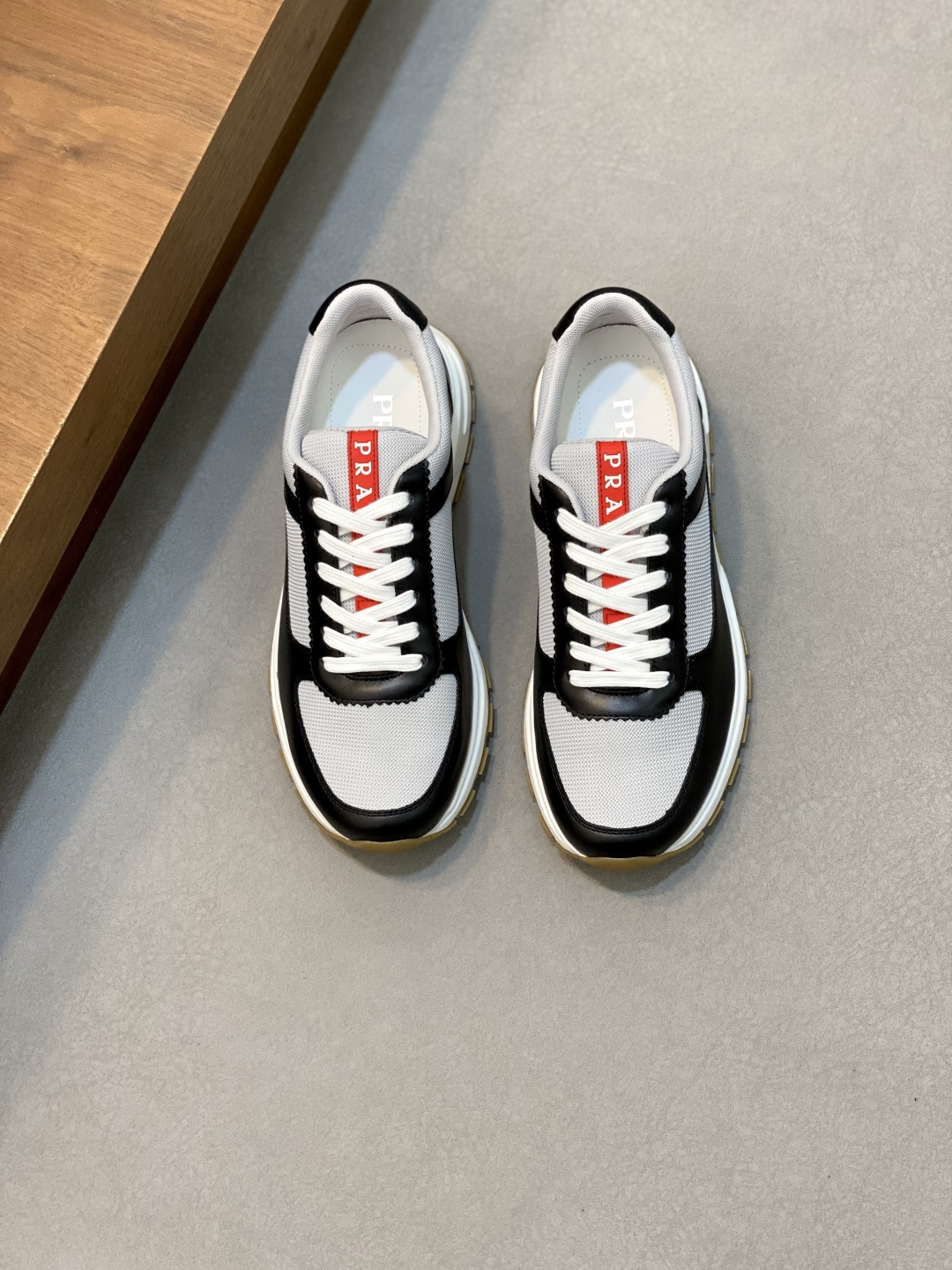 NO:222440,Brand P R A D A Color Original Color Pair Number 39-44 Customized 45 Price Material Prada New Product Original Single-Place Low-top Casual Sports Shoes!  The upper is made of original soft cowhide with Prada logo cowhide inner lining. The original molded outsole of cowhide is made of high quality, worth owning. Prada, prada, sneakers, cowhide19860909品牌P R A D A 颜色原版配色 码数39-44定做45 价格 材质普拉达新品原单货低帮休闲运动鞋！鞋面采用原版柔软牛皮搭配普拉达标识牛皮内里 牛皮垫脚原版开模大底、高品质值得拥有,普拉达,prada,sneakers,cowhide,Men's shoes