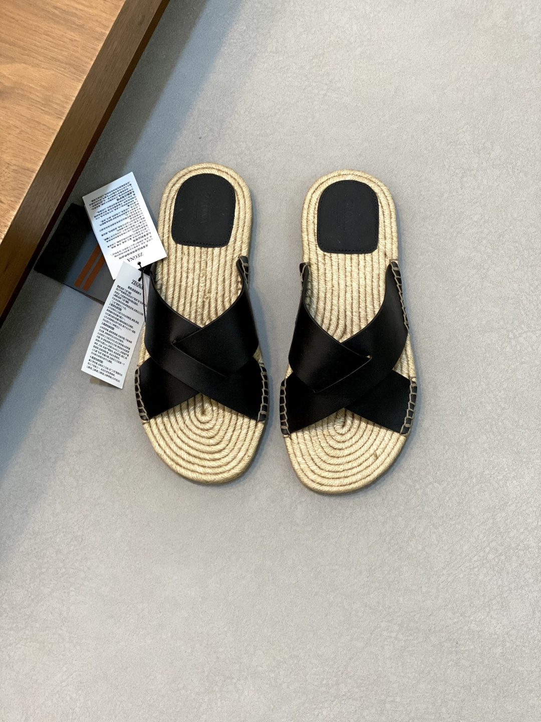 NO:223257,Zegna 2025 Antigua straw woven slippers - genuine leather outsole calfskin suede straw woven shoes, paired with woven soles and cross-shaped uppers to create a leisurely seaside look. Size: 39-44 (customized by 38.45), Zegna-slippers-sandals, zegna, sandals, slippers, espadrills, cowhide, chamois leather, Leather soles19860909杰尼亚2025Antigua草编拖鞋－真皮大底 小牛皮麂皮草编鞋,搭配编绳鞋底,交叉型鞋面,打造悠闲海边造型. Size:39-44（38.45定做）,杰尼亚-拖鞋-凉鞋,zegna,sandals,slippers,espadrilles,cowhide,chamois leather,Leather soles,Men's shoes