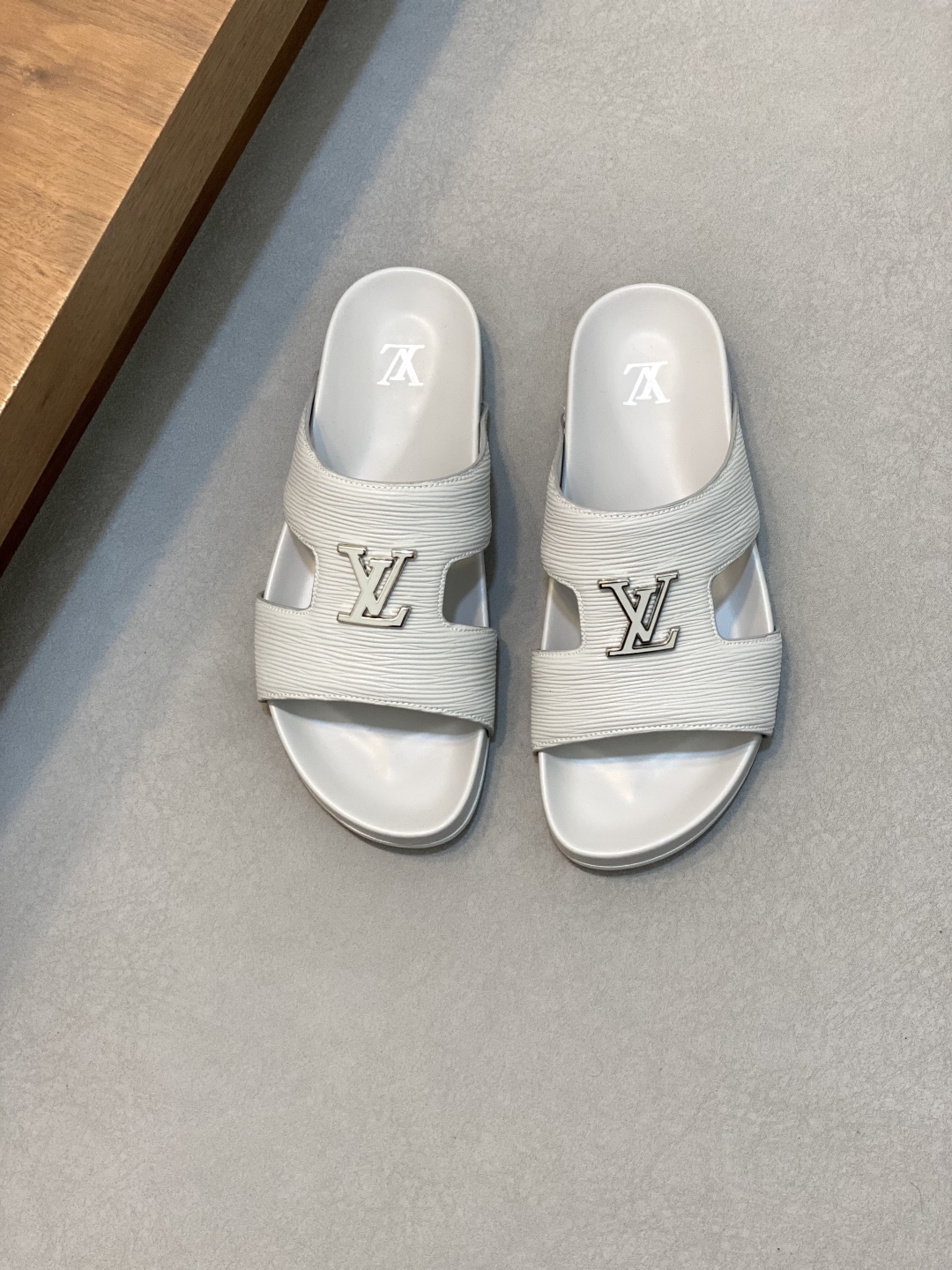 Louis Vuitton Monogram Embossed Rubber Slides Sandals for Women 2 cmp i1744906982193 4742 0 0