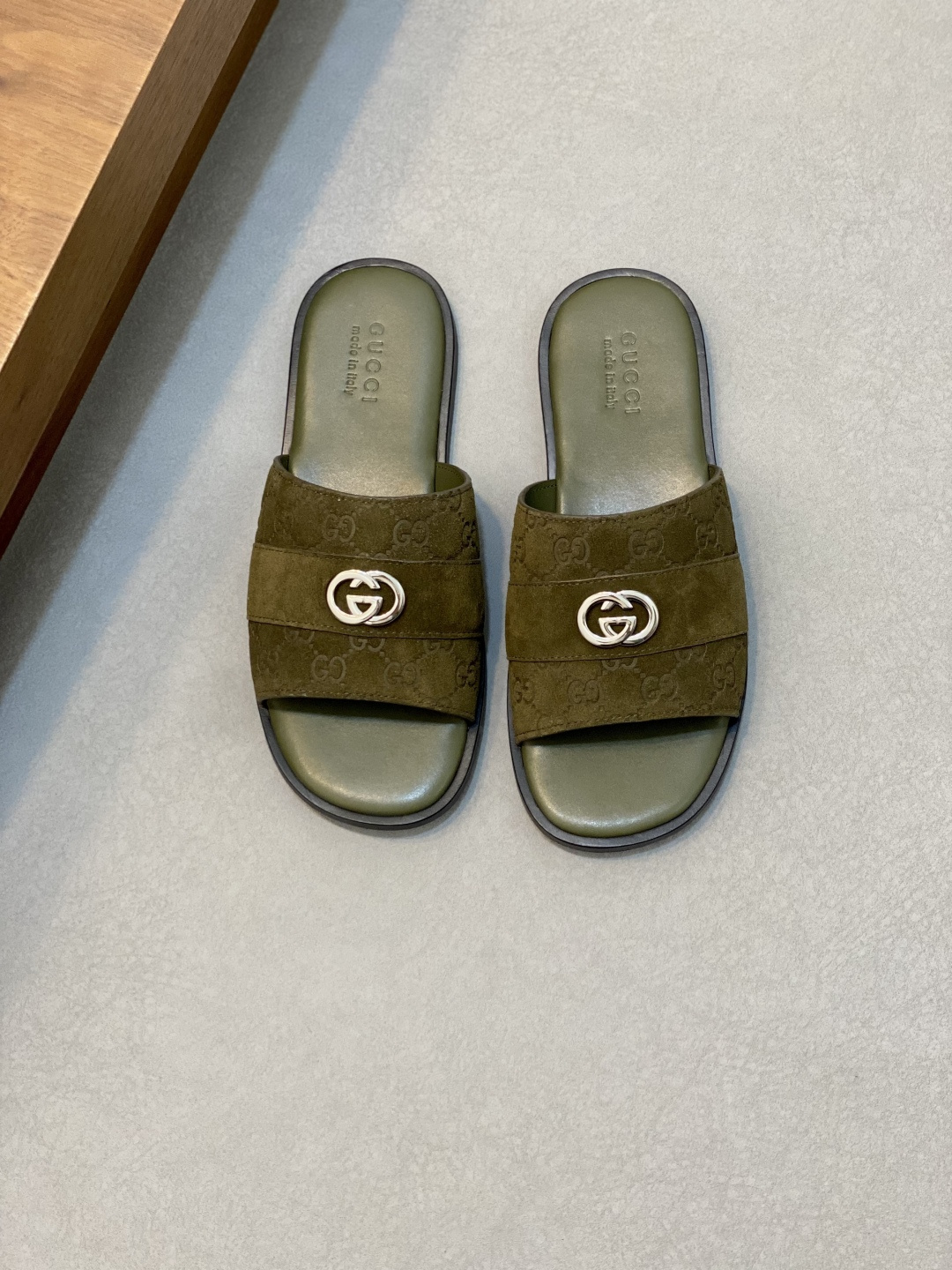 NO:337993,Gucci Men's interlocking double G sandals Lido series, design inspired by the Italian coast's summer style and beach club. This low-key and restrained shoe is made of comfortable and glossy leather, embellished with round interlocking double G logo, highlighting the classic style. This black sandals are exquisitely embellished with palladium tones, adding more elegant charm. Imported cowhide + cowhide inner + Italian genuine leather sole Size: 39-44 (customized by 38.45), Gucci - slippers - sandals, gucci, sandals, slippers, cowhide19860909Gucci 男士互扣式双G凉拖 Lido系列,设计灵感源自意大利海岸的夏日风情和海滩俱乐部.这款低调内敛的鞋履选用舒适光面皮革匠心打造,缀饰圆形互扣式双G标识,彰显经典风范.这款黑色凉拖匠心缀饰钯金色调配件,更添雅致魅力. 进口牛皮+牛皮内里+意大利真皮底 Size:39-44（38.45定做）,古奇-拖鞋 -凉鞋,gucci,sandals,slippers,cowhide,Men's shoes