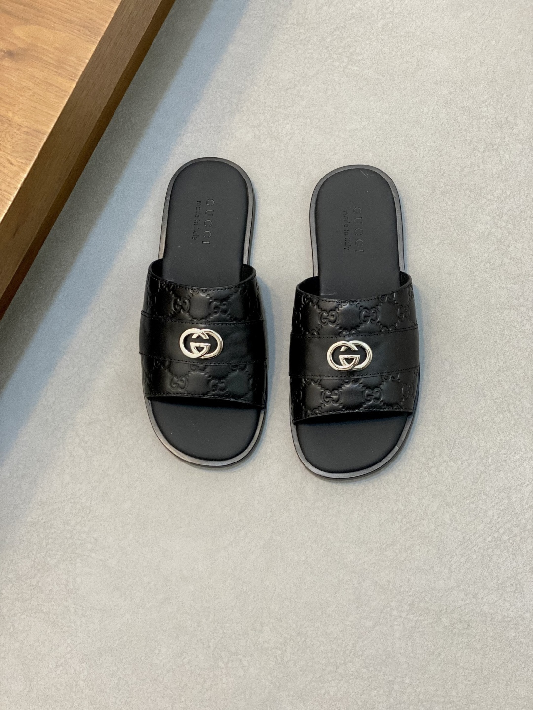 NO:222547,Gucci Men's interlocking double G sandals Lido series, design inspired by the Italian coast's summer style and beach club. This low-key and restrained shoe is made of comfortable and glossy leather, embellished with round interlocking double G logo, highlighting the classic style. This black sandals are exquisitely embellished with palladium tones, adding more elegant charm. Imported cowhide   cowhide inner   Italian genuine leather sole Size: 39-44 (customized by 38.45), Gucci - slippers - sandals, gucci, sandals, slippers, cowhide19860909Gucci 男士互扣式双G凉拖 Lido系列,设计灵感源自意大利海岸的夏日风情和海滩俱乐部.这款低调内敛的鞋履选用舒适光面皮革匠心打造,缀饰圆形互扣式双G标识,彰显经典风范.这款黑色凉拖匠心缀饰钯金色调配件,更添雅致魅力. 进口牛皮 牛皮内里 意大利真皮底 Size:39-44（38.45定做）,古奇-拖鞋 -凉鞋,gucci,sandals,slippers,cowhide,Men's shoes