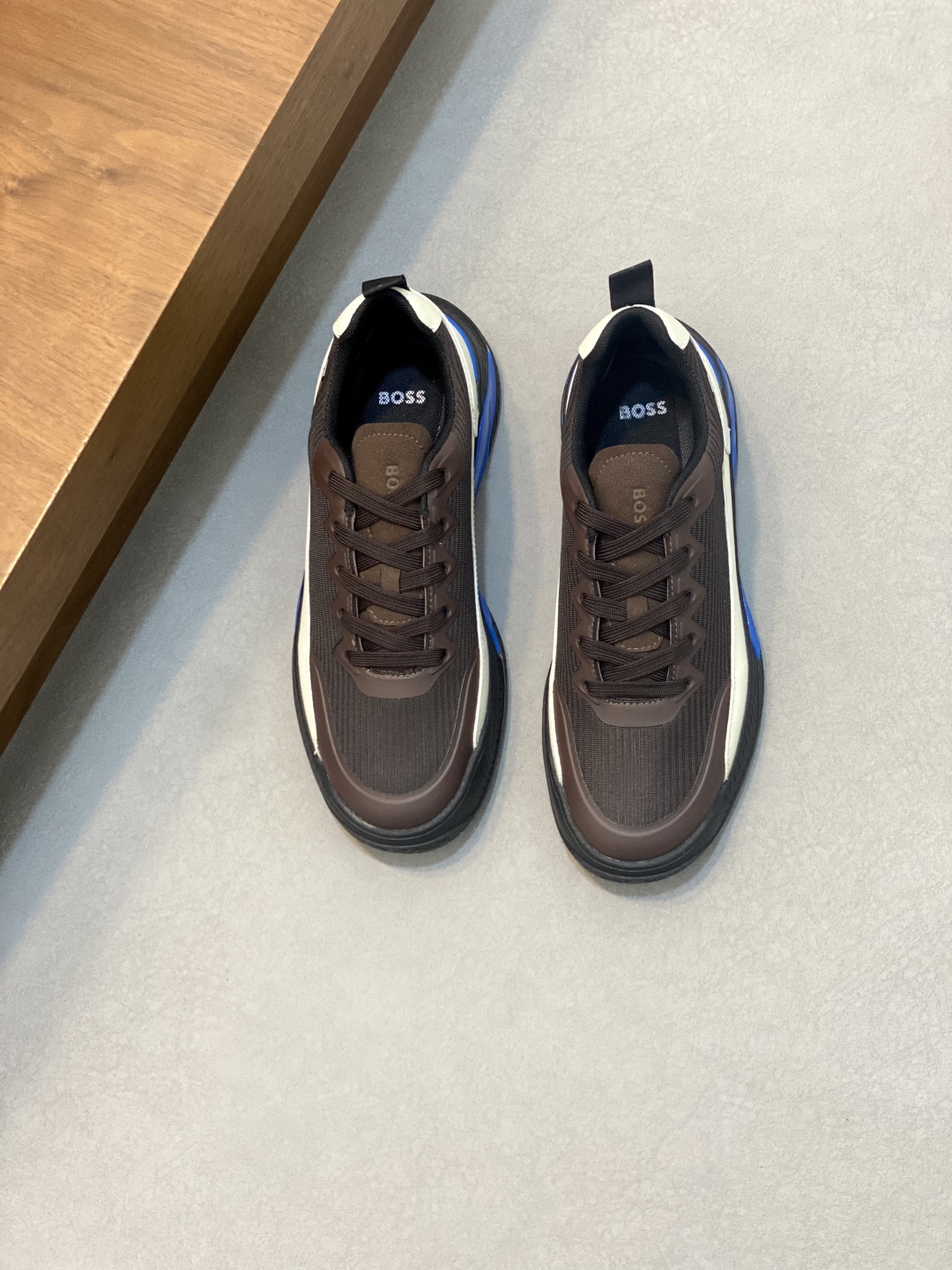 BOSS LOGO PRINTED KNIT SPORTS SHOETEsta zapatilla está confeccionada en piel empalmada con tejido de