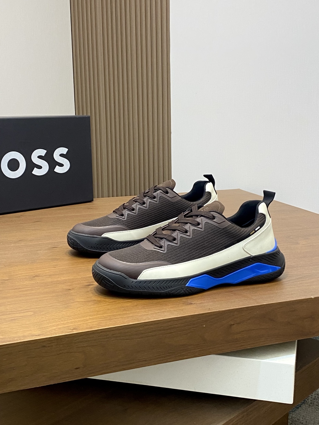 BOSS LOGO PRINTED KNIT SPORTS SHOETEsta zapatilla está confeccionada en piel empalmada con tejido de