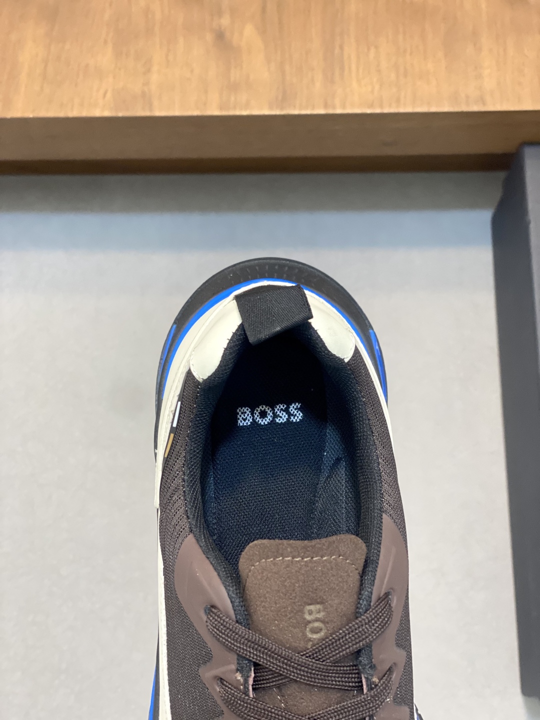 BOSS LOGO PRINTED KNIT SPORTS SHOETEsta zapatilla está confeccionada en piel empalmada con tejido de