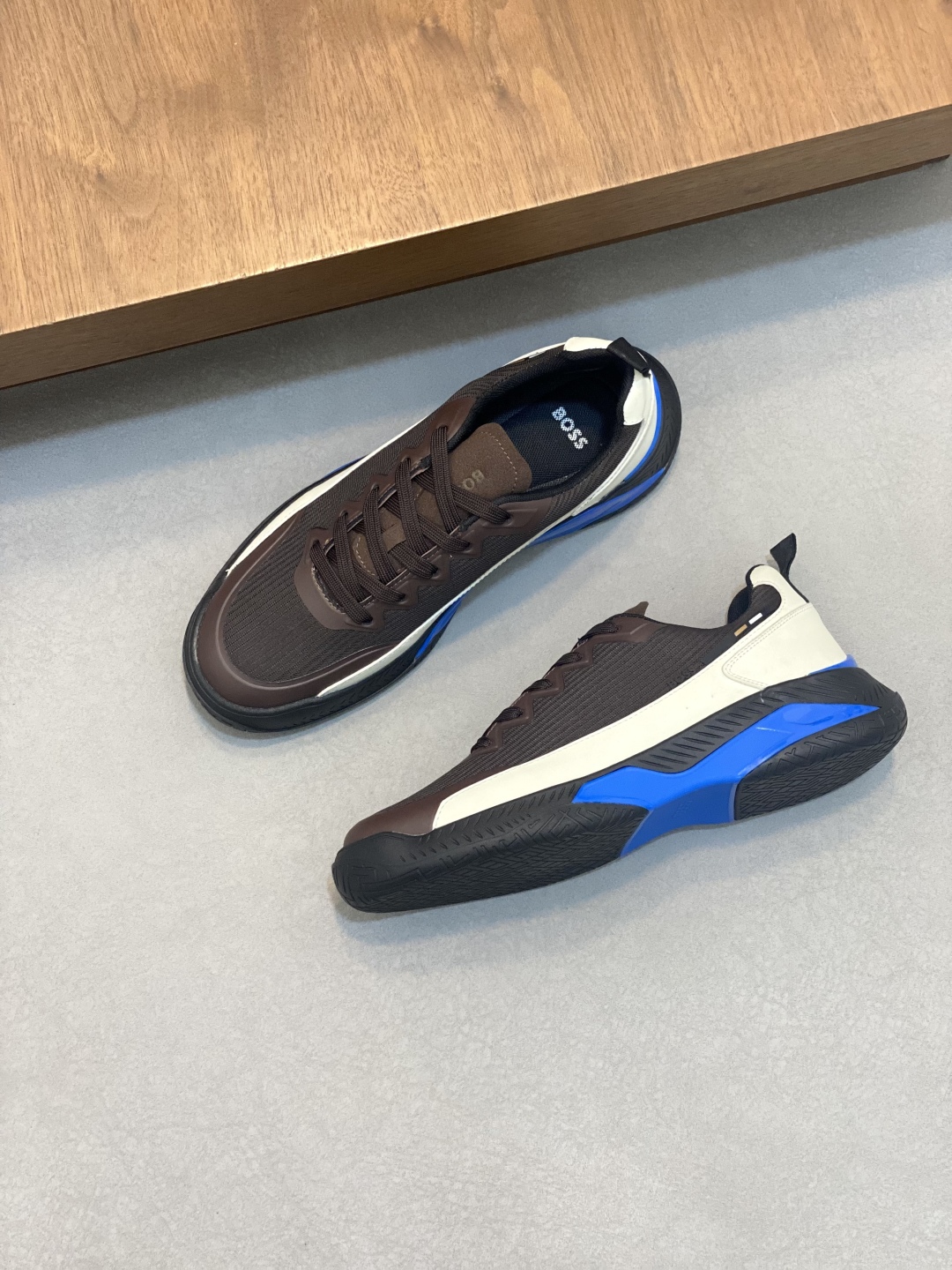 BOSS LOGO PRINTED KNIT SPORTS SHOETEsta zapatilla está confeccionada en piel empalmada con tejido de