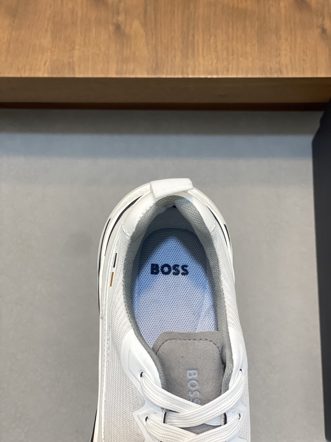 BOSS LOGO PRINTED KNIT SPORTS SHOETEsta zapatilla está confeccionada en piel empalmada con tejido de