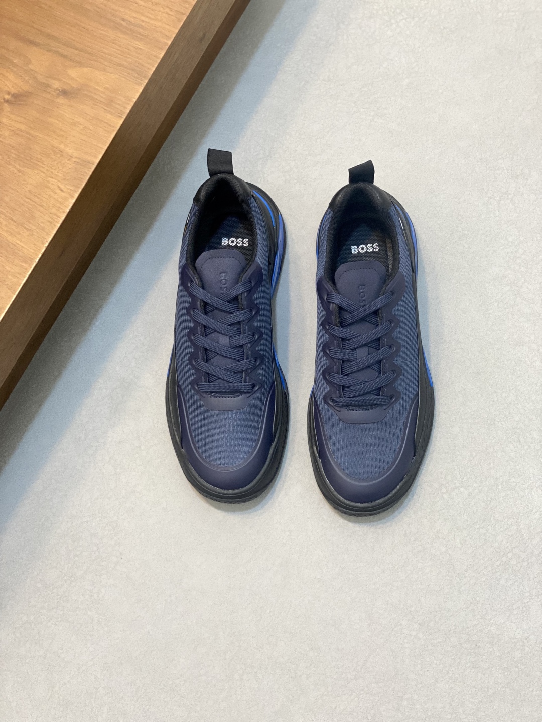 BOSS LOGO PRINTED KNIT SPORTS SHOETEsta zapatilla está confeccionada en piel empalmada con tejido de