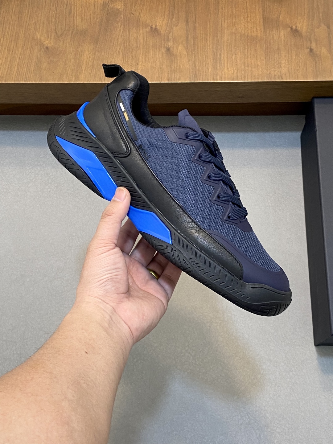 BOSS LOGO PRINTED KNIT SPORTS SHOETEsta zapatilla está confeccionada en piel empalmada con tejido de