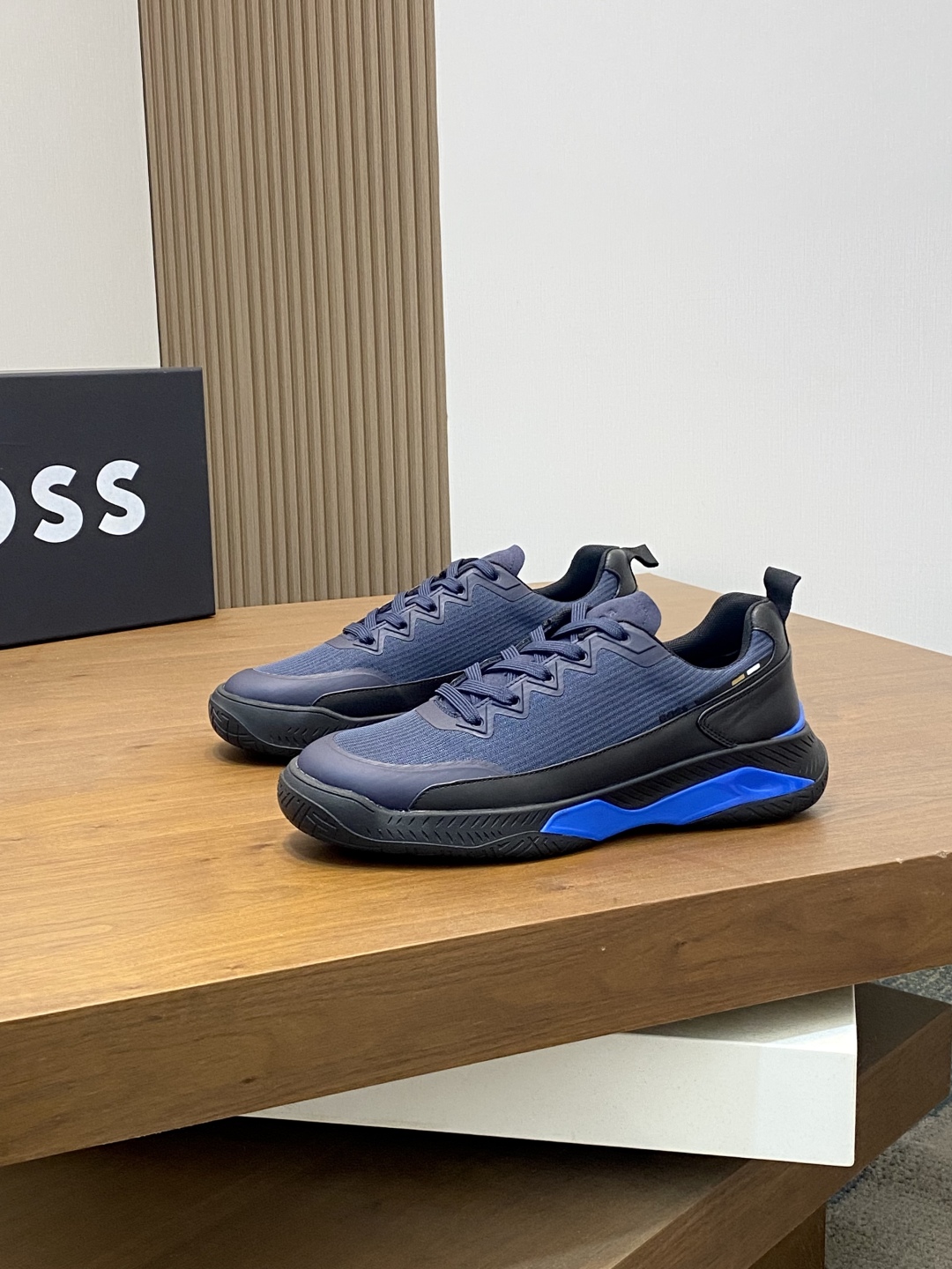 BOSS LOGO PRINTED KNIT SPORTS SHOETEsta zapatilla está confeccionada en piel empalmada con tejido de