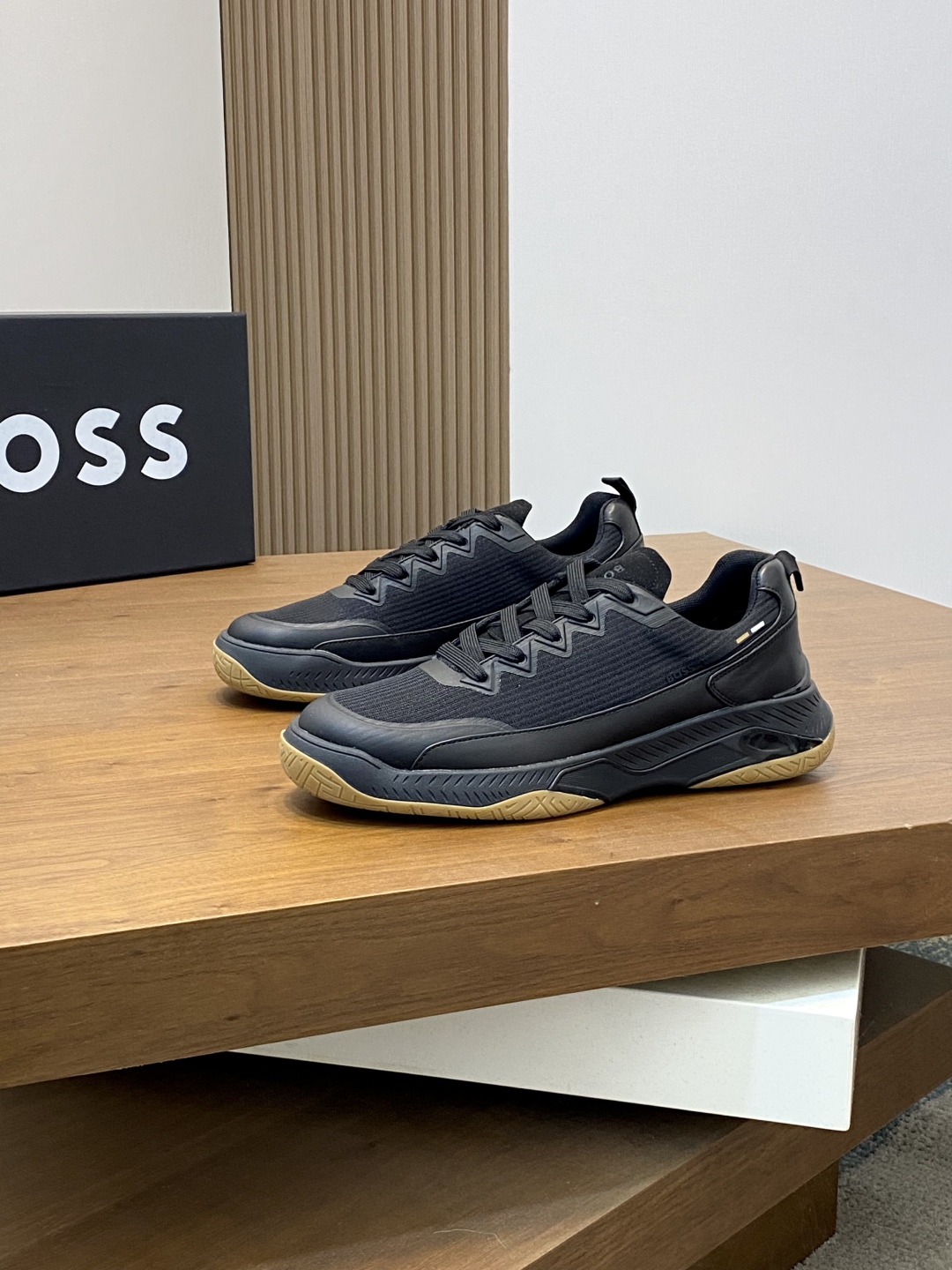 BOSS LOGO PRINTED KNIT SPORTS SHOETEsta zapatilla está confeccionada en piel empalmada con tejido de