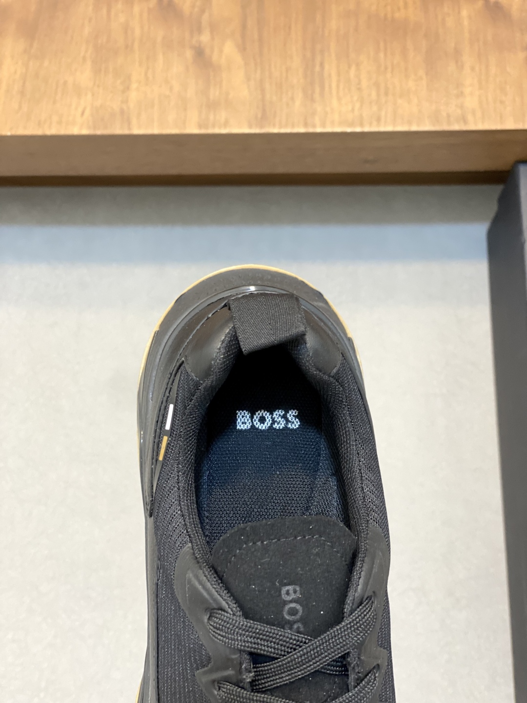 BOSS LOGO PRINTED KNIT SPORTS SHOETEsta zapatilla está confeccionada en piel empalmada con tejido de