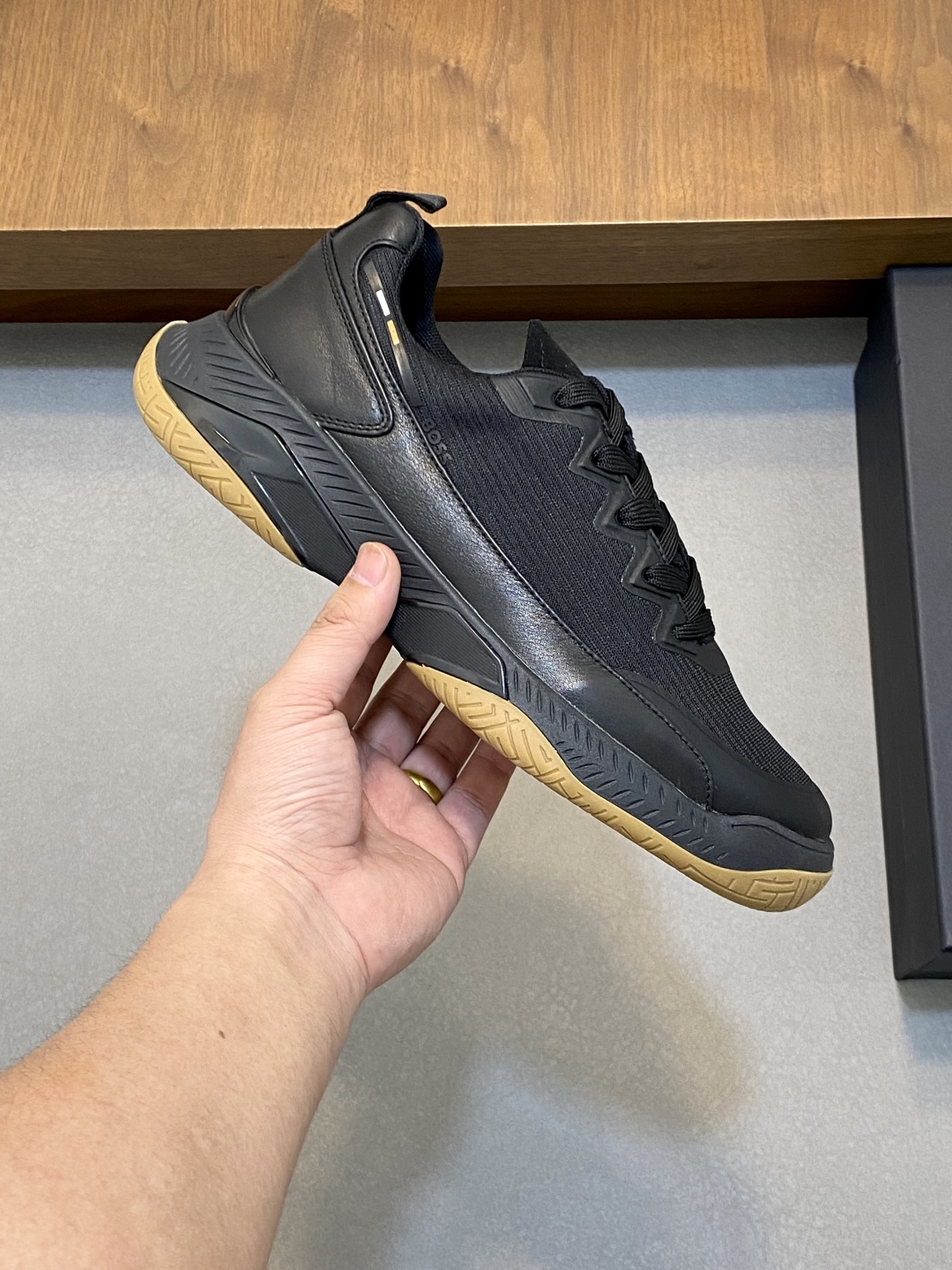 BOSS LOGO PRINTED KNIT SPORTS SHOETEsta zapatilla está confeccionada en piel empalmada con tejido de