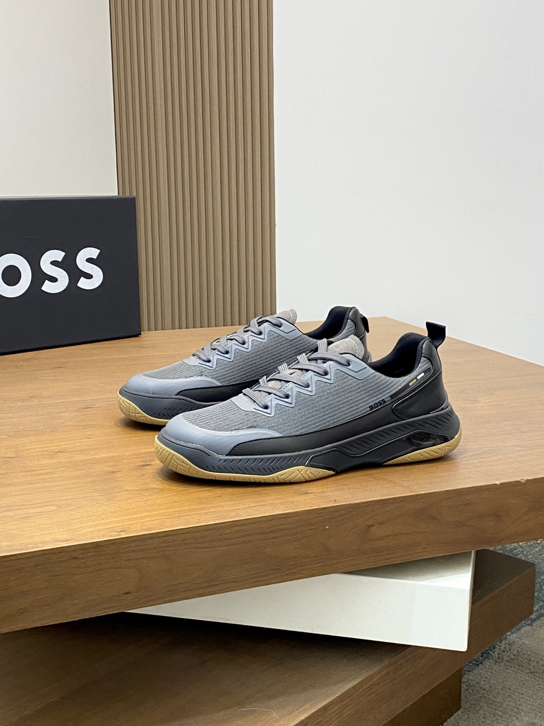BOSS LOGO PRINTED KNIT SPORTS SHOETEsta zapatilla está confeccionada en piel empalmada con tejido de