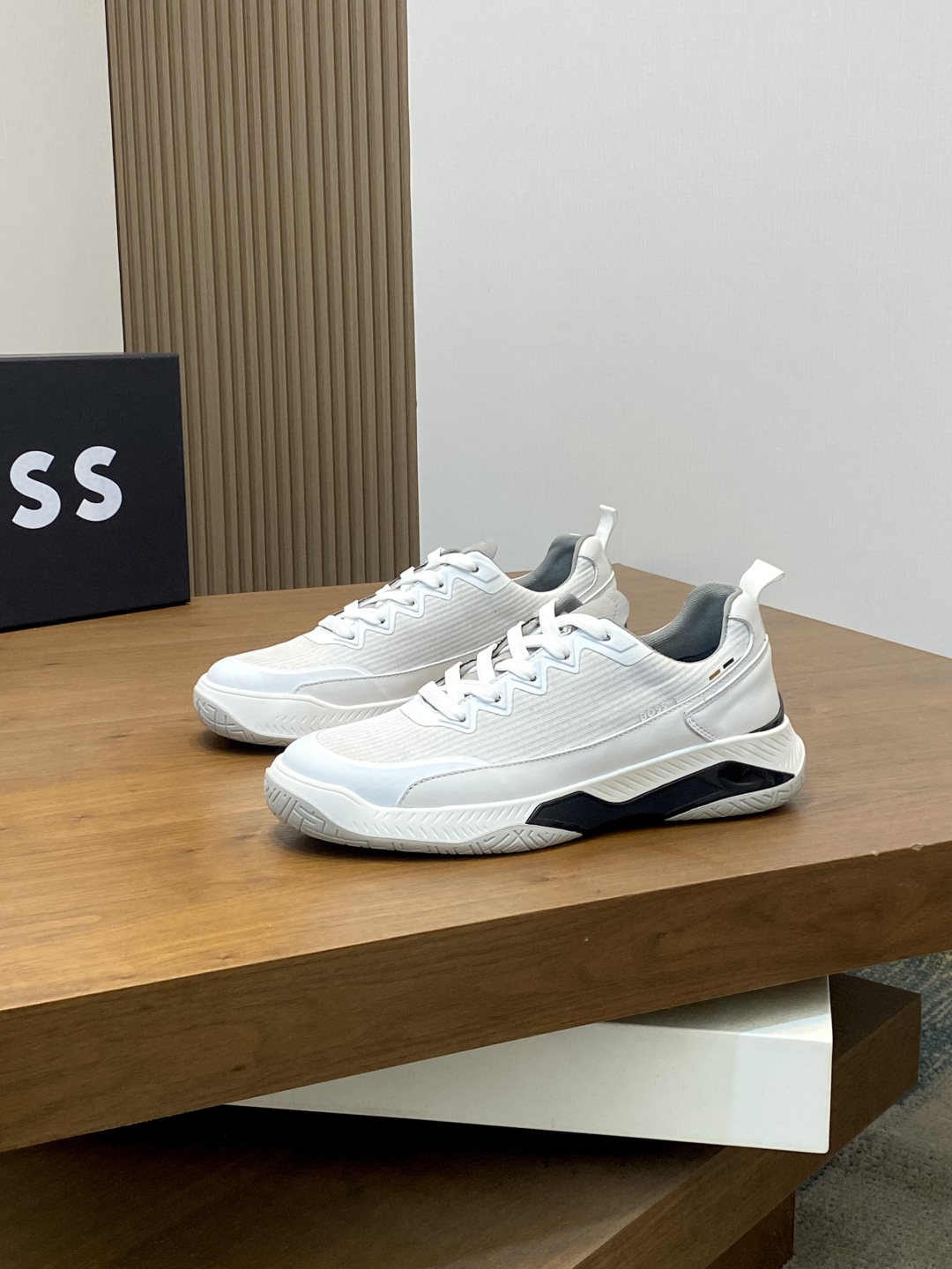BOSS LOGO PRINTED KNIT SPORTS SHOETEsta zapatilla está confeccionada en piel empalmada con tejido de