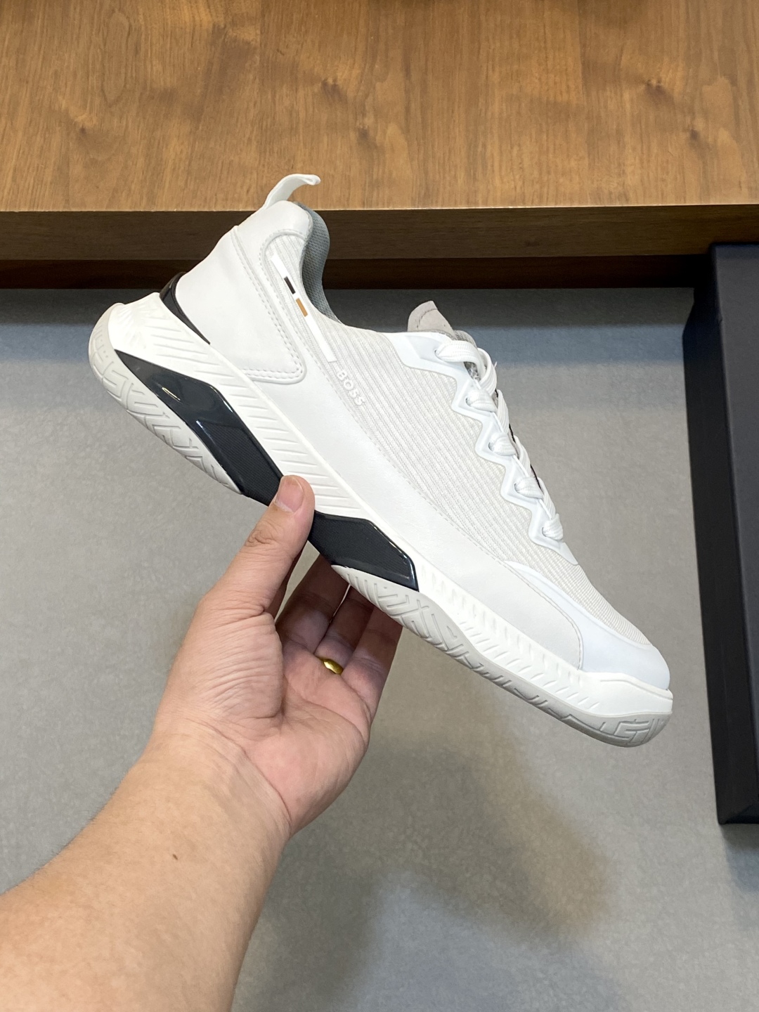 BOSS LOGO PRINTED KNIT SPORTS SHOETEsta zapatilla está confeccionada en piel empalmada con tejido de