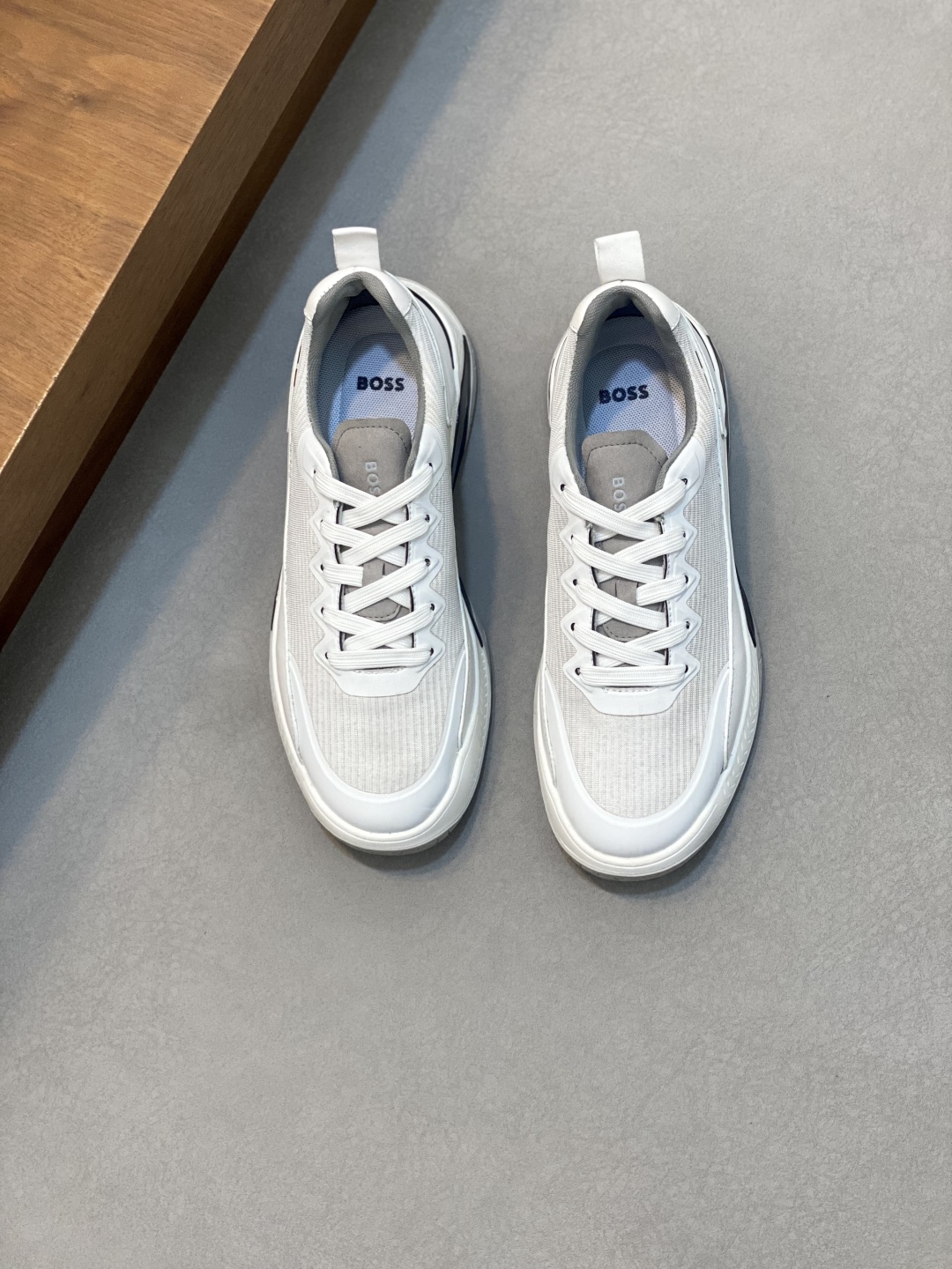 BOSS LOGO PRINTED KNIT SPORTS SHOETEsta zapatilla está confeccionada en piel empalmada con tejido de